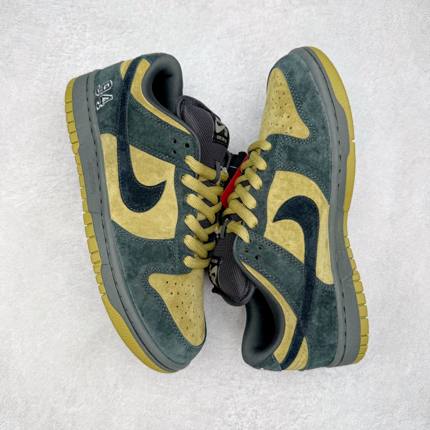 图片[3]-＃纯原 Supreme x NK Dunk SB Dunk Low 舒适 防滑耐磨低帮板鞋 男女同款 联名亚洲限定黄黑 HQ8487-300 独家原厂航空铝磨具打磨大底 鞋头坡度极致还原 原盒原配 圈内天花板工艺 原厂冲刀 超高清洁度 全鞋零毛边皮料切割 全套原楦原模倾力打造完美版型 采用原厂百宏鞋带以及原厂百宏织唛舌标 内标可供原厂几率过验 原厂中底布黄色点胶 原厂中底布拉帮走线遵循公司‼️尺码：36 36.5 37.5 38 38.5 39 40 40.5 41 42 42.5 43 44 44.5 45 46 47.5-选品中心