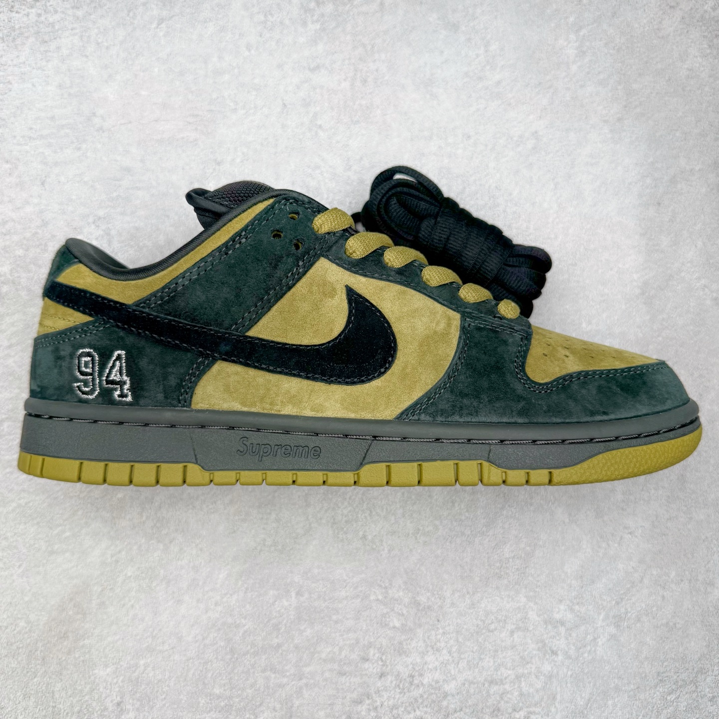 ＃纯原 Supreme x NK Dunk SB Dunk Low 舒适 防滑耐磨低帮板鞋 男女同款 联名亚洲限定黄黑 HQ8487-300 独家原厂航空铝磨具打磨大底 鞋头坡度极致还原 原盒原配 圈内天花板工艺 原厂冲刀 超高清洁度 全鞋零毛边皮料切割 全套原楦原模倾力打造完美版型 采用原厂百宏鞋带以及原厂百宏织唛舌标 内标可供原厂几率过验 原厂中底布黄色点胶 原厂中底布拉帮走线遵循公司‼️尺码：36 36.5 37.5 38 38.5 39 40 40.5 41 42 42.5 43 44 44.5 45 46 47.5-选品中心