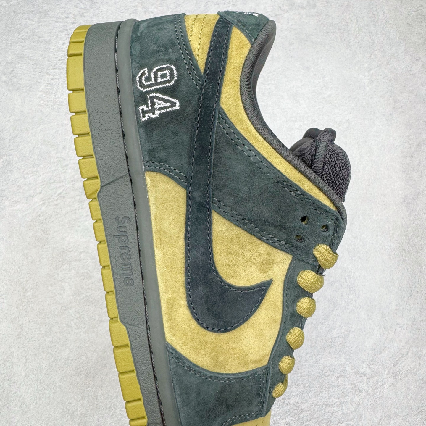 图片[6]-＃纯原 Supreme x NK Dunk SB Dunk Low 舒适 防滑耐磨低帮板鞋 男女同款 联名亚洲限定黄黑 HQ8487-300 独家原厂航空铝磨具打磨大底 鞋头坡度极致还原 原盒原配 圈内天花板工艺 原厂冲刀 超高清洁度 全鞋零毛边皮料切割 全套原楦原模倾力打造完美版型 采用原厂百宏鞋带以及原厂百宏织唛舌标 内标可供原厂几率过验 原厂中底布黄色点胶 原厂中底布拉帮走线遵循公司‼️尺码：36 36.5 37.5 38 38.5 39 40 40.5 41 42 42.5 43 44 44.5 45 46 47.5-选品中心