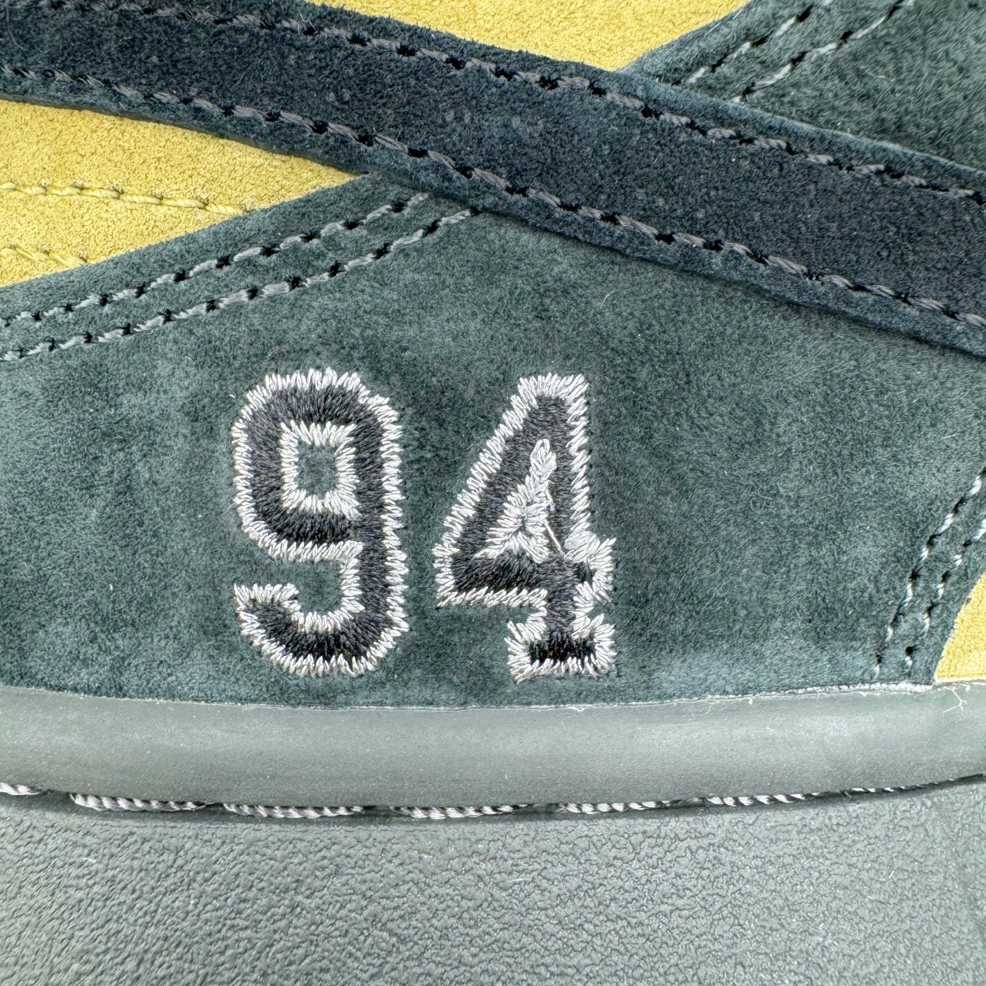 图片[19]-＃纯原 Supreme x NK Dunk SB Dunk Low 舒适 防滑耐磨低帮板鞋 男女同款 联名亚洲限定黄黑 HQ8487-300 独家原厂航空铝磨具打磨大底 鞋头坡度极致还原 原盒原配 圈内天花板工艺 原厂冲刀 超高清洁度 全鞋零毛边皮料切割 全套原楦原模倾力打造完美版型 采用原厂百宏鞋带以及原厂百宏织唛舌标 内标可供原厂几率过验 原厂中底布黄色点胶 原厂中底布拉帮走线遵循公司‼️尺码：36 36.5 37.5 38 38.5 39 40 40.5 41 42 42.5 43 44 44.5 45 46 47.5-选品中心