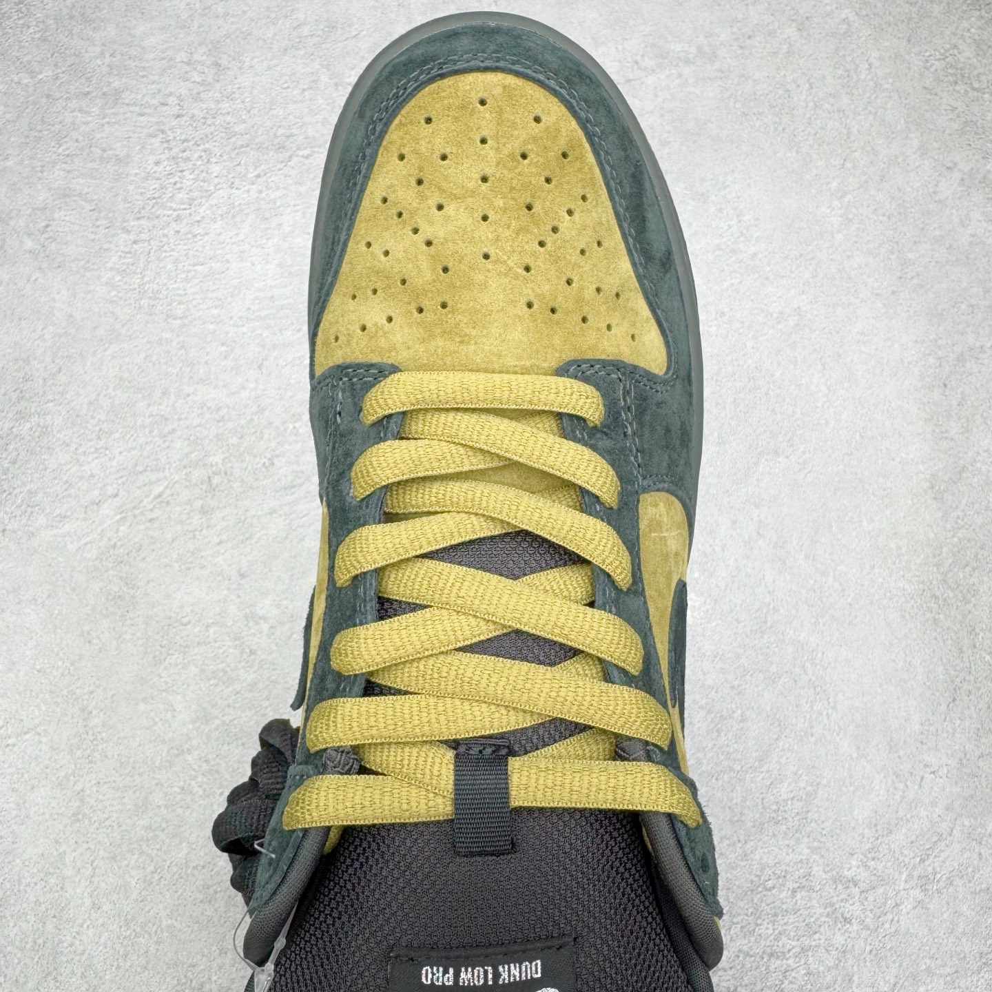 图片[4]-＃纯原 Supreme x NK Dunk SB Dunk Low 舒适 防滑耐磨低帮板鞋 男女同款 联名亚洲限定黄黑 HQ8487-300 独家原厂航空铝磨具打磨大底 鞋头坡度极致还原 原盒原配 圈内天花板工艺 原厂冲刀 超高清洁度 全鞋零毛边皮料切割 全套原楦原模倾力打造完美版型 采用原厂百宏鞋带以及原厂百宏织唛舌标 内标可供原厂几率过验 原厂中底布黄色点胶 原厂中底布拉帮走线遵循公司‼️尺码：36 36.5 37.5 38 38.5 39 40 40.5 41 42 42.5 43 44 44.5 45 46 47.5-选品中心