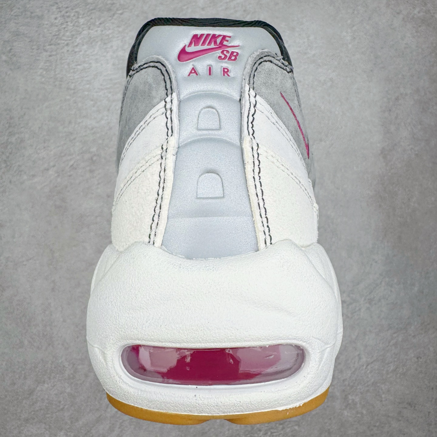 图片[8]-＃GX纯原 Nike SB x Nk Air Max 95 “Summit White/Photon Dust”舒适百搭 耐磨 低帮 生活休闲鞋 男女同款 浅灰色 HF7545-100 经典重温 外单专供大厂出品 品质稳定 一百余色 终端操作 鞋款设计灵感源于人体构造 中底设计基于人体的脊柱构造 是整体设计的核心 尼龙孔眼代表了肋骨 而分层式面板和网眼象征着肌肉纤维和肉体组织 Air Max 95采用了两个独立的吹塑成型的Air-Sole单元 并首次在前掌使用可视化气垫设计 Swoosh logo夜当作一个 点符号放在了鞋子的后帮位置 20年的发展让 AIR MAX 95有了不同的故事 20年后再度面向世人的时候 焕然一新的面貌 让人有了另外一种清新脱俗的感觉 尺码：40 40.5 41 42 42.5 43 44 44.5 45 45.5 46 47.5 48.5-选品中心