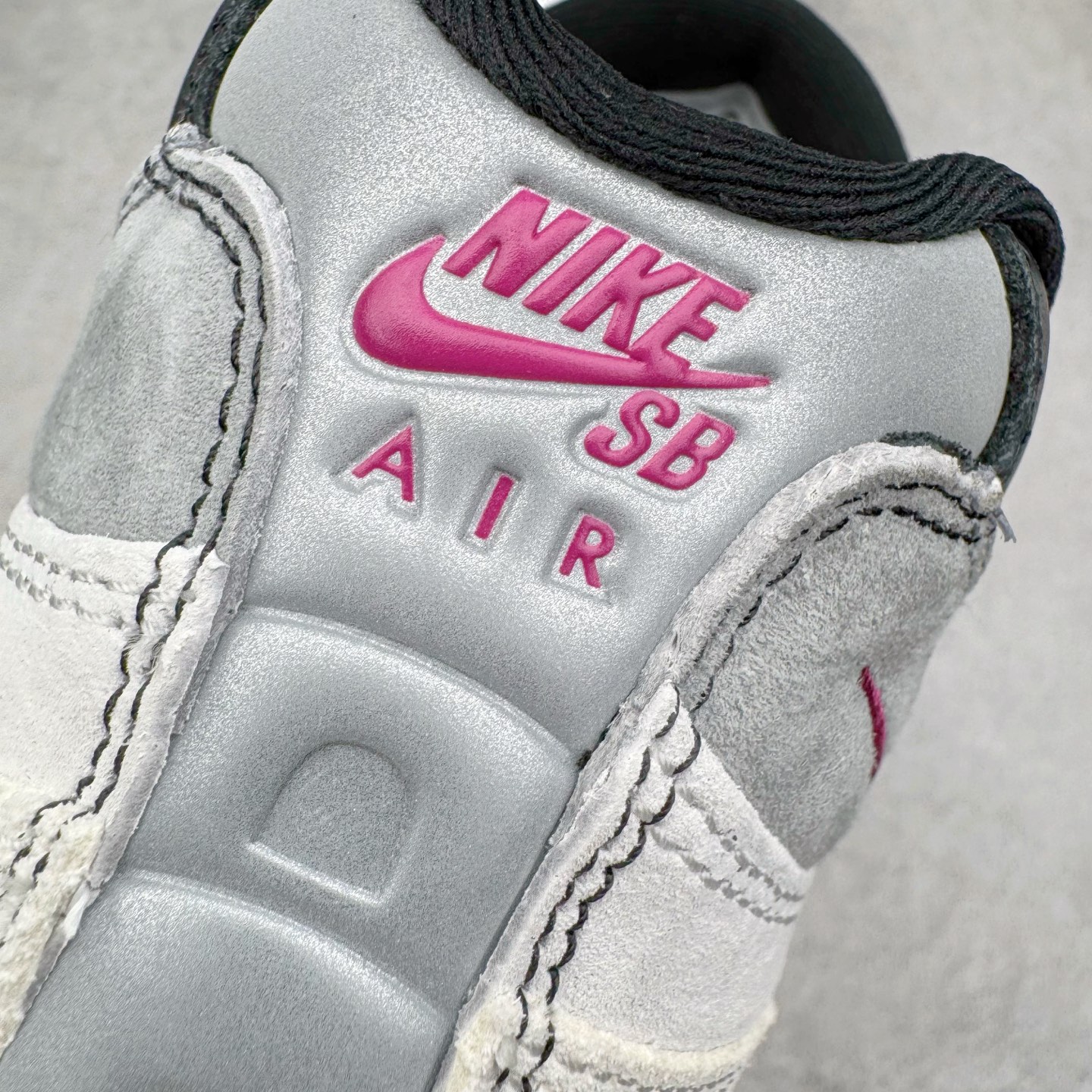 图片[15]-＃GX纯原 Nike SB x Nk Air Max 95 “Summit White/Photon Dust”舒适百搭 耐磨 低帮 生活休闲鞋 男女同款 浅灰色 HF7545-100 经典重温 外单专供大厂出品 品质稳定 一百余色 终端操作 鞋款设计灵感源于人体构造 中底设计基于人体的脊柱构造 是整体设计的核心 尼龙孔眼代表了肋骨 而分层式面板和网眼象征着肌肉纤维和肉体组织 Air Max 95采用了两个独立的吹塑成型的Air-Sole单元 并首次在前掌使用可视化气垫设计 Swoosh logo夜当作一个 点符号放在了鞋子的后帮位置 20年的发展让 AIR MAX 95有了不同的故事 20年后再度面向世人的时候 焕然一新的面貌 让人有了另外一种清新脱俗的感觉 尺码：40 40.5 41 42 42.5 43 44 44.5 45 45.5 46 47.5 48.5-选品中心