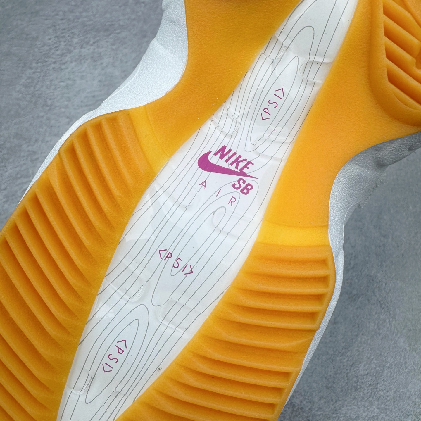 图片[21]-＃GX纯原 Nike SB x Nk Air Max 95 “Summit White/Photon Dust”舒适百搭 耐磨 低帮 生活休闲鞋 男女同款 浅灰色 HF7545-100 经典重温 外单专供大厂出品 品质稳定 一百余色 终端操作 鞋款设计灵感源于人体构造 中底设计基于人体的脊柱构造 是整体设计的核心 尼龙孔眼代表了肋骨 而分层式面板和网眼象征着肌肉纤维和肉体组织 Air Max 95采用了两个独立的吹塑成型的Air-Sole单元 并首次在前掌使用可视化气垫设计 Swoosh logo夜当作一个 点符号放在了鞋子的后帮位置 20年的发展让 AIR MAX 95有了不同的故事 20年后再度面向世人的时候 焕然一新的面貌 让人有了另外一种清新脱俗的感觉 尺码：40 40.5 41 42 42.5 43 44 44.5 45 45.5 46 47.5 48.5-选品中心