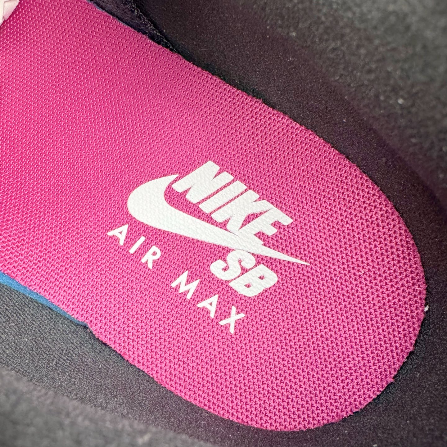 图片[11]-＃GX纯原 Nike SB x Nk Air Max 95 “Summit White/Photon Dust”舒适百搭 耐磨 低帮 生活休闲鞋 男女同款 浅灰色 HF7545-100 经典重温 外单专供大厂出品 品质稳定 一百余色 终端操作 鞋款设计灵感源于人体构造 中底设计基于人体的脊柱构造 是整体设计的核心 尼龙孔眼代表了肋骨 而分层式面板和网眼象征着肌肉纤维和肉体组织 Air Max 95采用了两个独立的吹塑成型的Air-Sole单元 并首次在前掌使用可视化气垫设计 Swoosh logo夜当作一个 点符号放在了鞋子的后帮位置 20年的发展让 AIR MAX 95有了不同的故事 20年后再度面向世人的时候 焕然一新的面貌 让人有了另外一种清新脱俗的感觉 尺码：40 40.5 41 42 42.5 43 44 44.5 45 45.5 46 47.5 48.5-选品中心