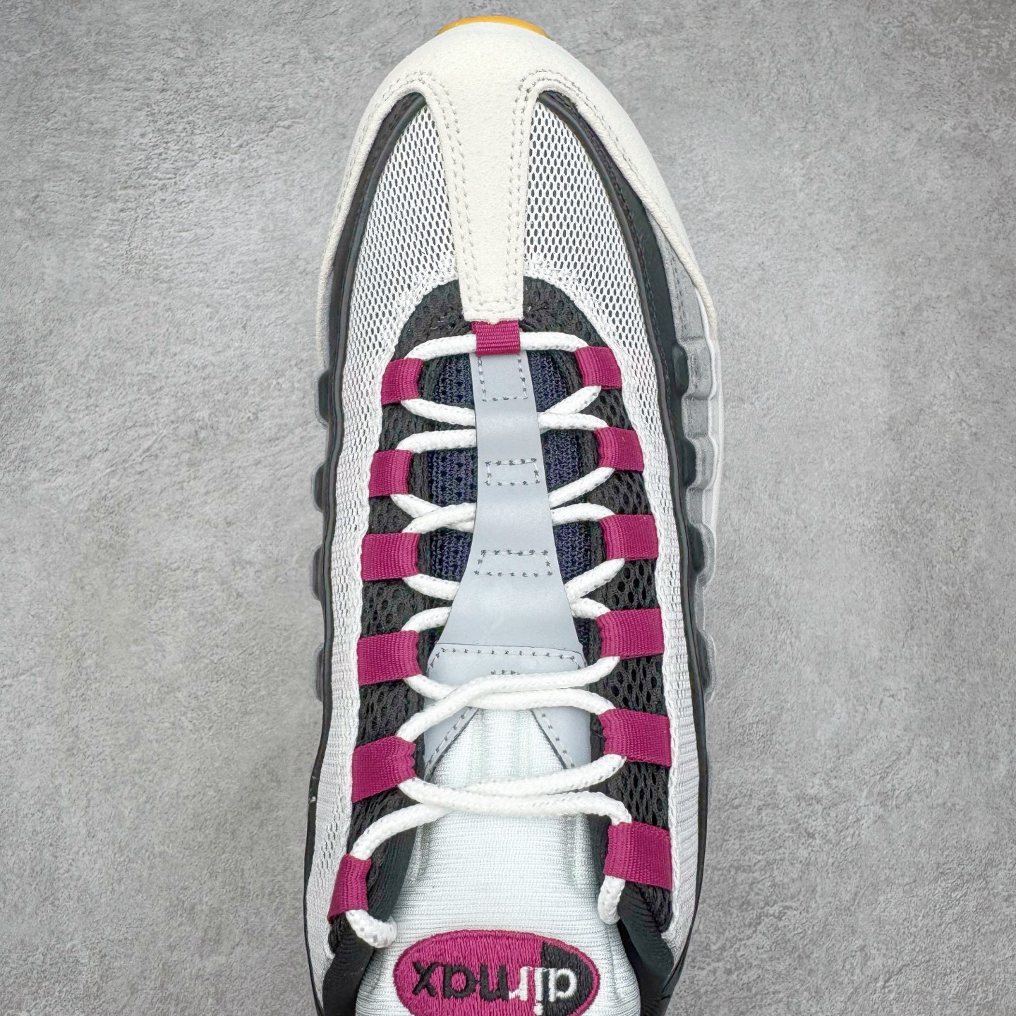 图片[4]-＃GX纯原 Nike SB x Nk Air Max 95 “Summit White/Photon Dust”舒适百搭 耐磨 低帮 生活休闲鞋 男女同款 浅灰色 HF7545-100 经典重温 外单专供大厂出品 品质稳定 一百余色 终端操作 鞋款设计灵感源于人体构造 中底设计基于人体的脊柱构造 是整体设计的核心 尼龙孔眼代表了肋骨 而分层式面板和网眼象征着肌肉纤维和肉体组织 Air Max 95采用了两个独立的吹塑成型的Air-Sole单元 并首次在前掌使用可视化气垫设计 Swoosh logo夜当作一个 点符号放在了鞋子的后帮位置 20年的发展让 AIR MAX 95有了不同的故事 20年后再度面向世人的时候 焕然一新的面貌 让人有了另外一种清新脱俗的感觉 尺码：40 40.5 41 42 42.5 43 44 44.5 45 45.5 46 47.5 48.5-选品中心