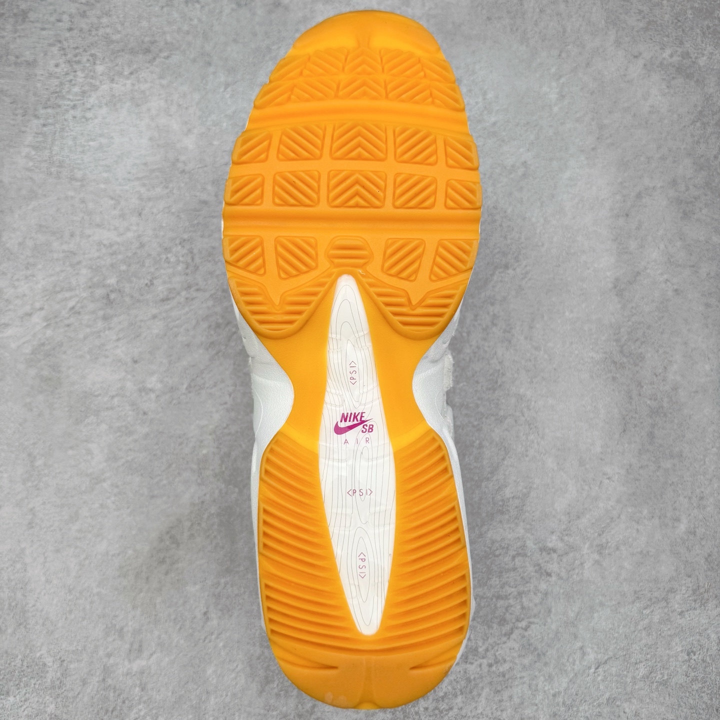 图片[9]-＃GX纯原 Nike SB x Nk Air Max 95 “Summit White/Photon Dust”舒适百搭 耐磨 低帮 生活休闲鞋 男女同款 浅灰色 HF7545-100 经典重温 外单专供大厂出品 品质稳定 一百余色 终端操作 鞋款设计灵感源于人体构造 中底设计基于人体的脊柱构造 是整体设计的核心 尼龙孔眼代表了肋骨 而分层式面板和网眼象征着肌肉纤维和肉体组织 Air Max 95采用了两个独立的吹塑成型的Air-Sole单元 并首次在前掌使用可视化气垫设计 Swoosh logo夜当作一个 点符号放在了鞋子的后帮位置 20年的发展让 AIR MAX 95有了不同的故事 20年后再度面向世人的时候 焕然一新的面貌 让人有了另外一种清新脱俗的感觉 尺码：40 40.5 41 42 42.5 43 44 44.5 45 45.5 46 47.5 48.5-选品中心