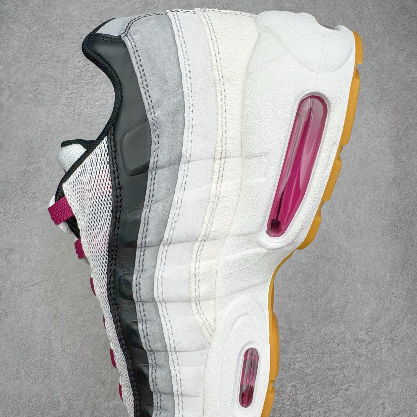 图片[7]-＃GX纯原 Nike SB x Nk Air Max 95 “Summit White/Photon Dust”舒适百搭 耐磨 低帮 生活休闲鞋 男女同款 浅灰色 HF7545-100 经典重温 外单专供大厂出品 品质稳定 一百余色 终端操作 鞋款设计灵感源于人体构造 中底设计基于人体的脊柱构造 是整体设计的核心 尼龙孔眼代表了肋骨 而分层式面板和网眼象征着肌肉纤维和肉体组织 Air Max 95采用了两个独立的吹塑成型的Air-Sole单元 并首次在前掌使用可视化气垫设计 Swoosh logo夜当作一个 点符号放在了鞋子的后帮位置 20年的发展让 AIR MAX 95有了不同的故事 20年后再度面向世人的时候 焕然一新的面貌 让人有了另外一种清新脱俗的感觉 尺码：40 40.5 41 42 42.5 43 44 44.5 45 45.5 46 47.5 48.5-选品中心