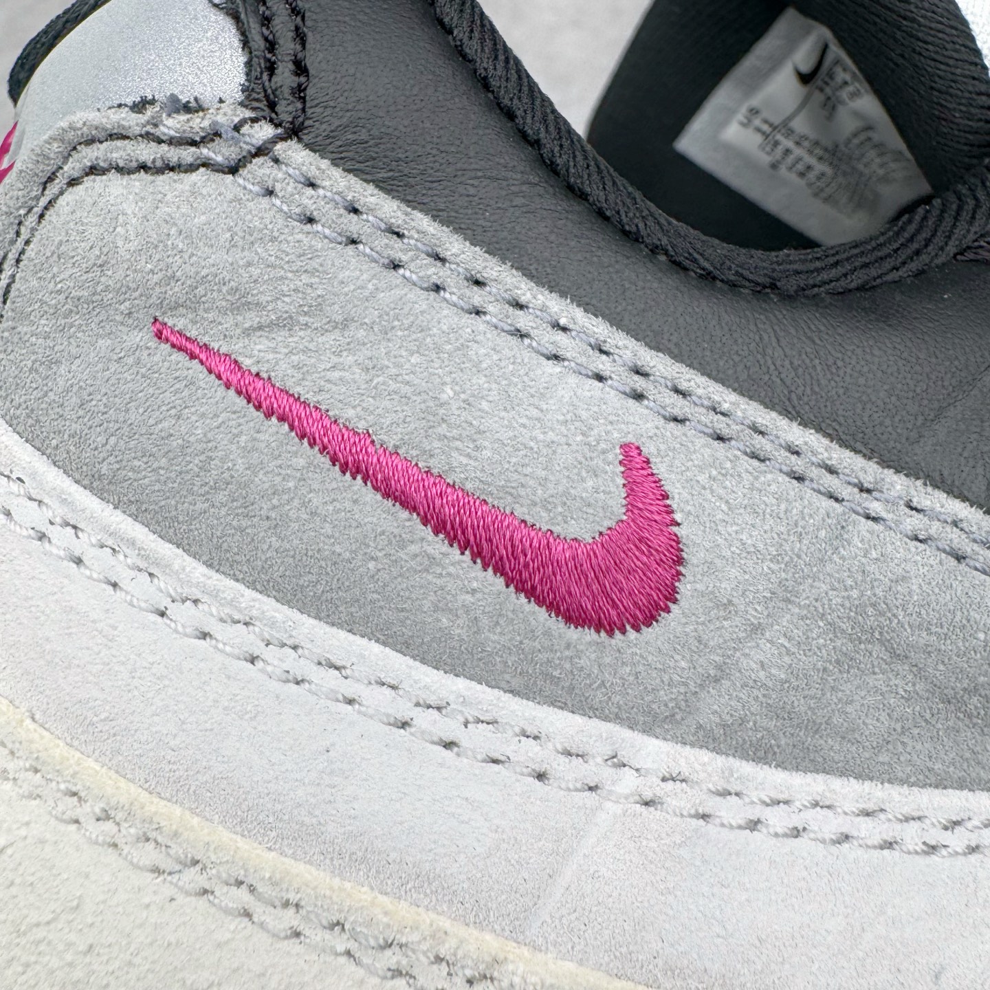 图片[16]-＃GX纯原 Nike SB x Nk Air Max 95 “Summit White/Photon Dust”舒适百搭 耐磨 低帮 生活休闲鞋 男女同款 浅灰色 HF7545-100 经典重温 外单专供大厂出品 品质稳定 一百余色 终端操作 鞋款设计灵感源于人体构造 中底设计基于人体的脊柱构造 是整体设计的核心 尼龙孔眼代表了肋骨 而分层式面板和网眼象征着肌肉纤维和肉体组织 Air Max 95采用了两个独立的吹塑成型的Air-Sole单元 并首次在前掌使用可视化气垫设计 Swoosh logo夜当作一个 点符号放在了鞋子的后帮位置 20年的发展让 AIR MAX 95有了不同的故事 20年后再度面向世人的时候 焕然一新的面貌 让人有了另外一种清新脱俗的感觉 尺码：40 40.5 41 42 42.5 43 44 44.5 45 45.5 46 47.5 48.5-选品中心