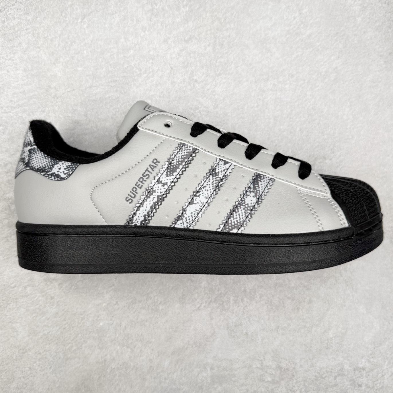 AD Originals Superstar 经典复古贝壳头板鞋 JP6059 诞生于1969年 是第一双将全皮面鞋 身与橡胶鞋头结合在一起的低帮篮球鞋 Superstar最开始 是作为高帮篮球鞋Pro Model的低帮版本而出现的 但因为其独特和醒目的橡胶鞋头造型而让大家熟知 被大家形象地称为\\\”shelltoe\\\”贝壳头 在70年代的美国职业篮球场上 接近3/4的NBA球员都将这双Superstar作为场上用鞋 80年代之后 经过不断的改良和发展 Superstar逐渐成为横跨时装、音乐、街头文化、休闲和运动等各大领域的时尚潮鞋 尺码：36 36.5 37 38 38.5 39 40 40.5 41 42 42.5 43 44 44.5 45-选品中心