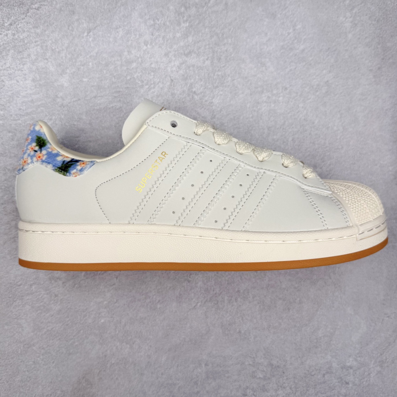 AD Originals Superstar 经典复古贝壳头板鞋 JR8865 诞生于1969年 是第一双将全皮面鞋 身与橡胶鞋头结合在一起的低帮篮球鞋 Superstar最开始 是作为高帮篮球鞋Pro Model的低帮版本而出现的 但因为其独特和醒目的橡胶鞋头造型而让大家熟知 被大家形象地称为\\\