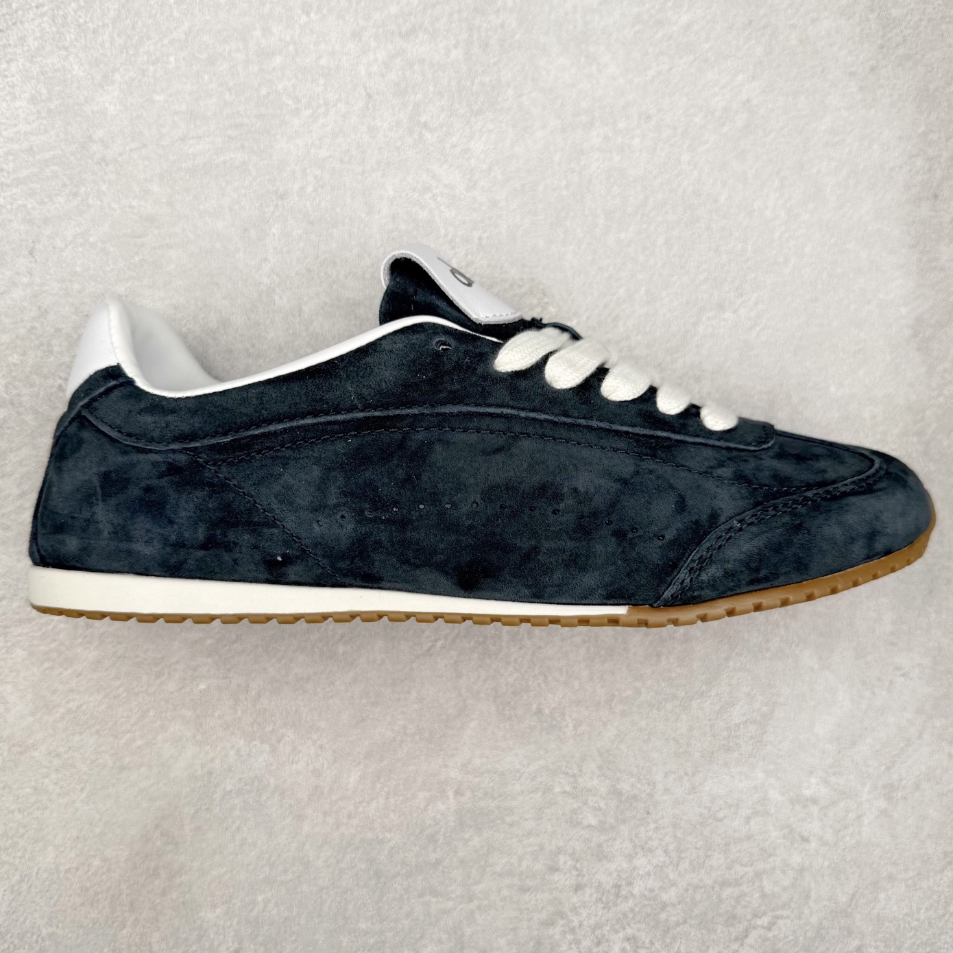 Alo yoga Sunset 舒适生活休闲鞋 男女同款 品牌故事Alo Yoga于2007年创立于洛杉矶，意在传播有意识的运动，同时激发人们的健康识与创造力。品牌的核心理念在于制作能够带来完美体验的瑜伽服饰与功能性单品，让有意识的运动融入并改变生活。Alo Yoga将其设计延伸到日常服饰概念，坚持不懈地捕捉当代时尚潮流，将品牌的运动美学理念、精致前卫的设计与舒适功能面料完美结合。与此同时，Alo Yoga的设计受到了时尚界人士与名人们的追捧，Talor Swift、Kendall Jenner等街拍照片中都曾出现品牌不同单品的身影。实拍调校N版已经零色差零失真 百分百还原实物色彩所见即所得 不存在货不对板色差等低级问题 选购参考实物拍摄 不混卖不参货 只用心做好货严格选品 承诺混一赔十 尺码：36 36.5 37.5 38 38.5 39 40 40.5 41 42 42.5 43 44 44.5 45-选品中心