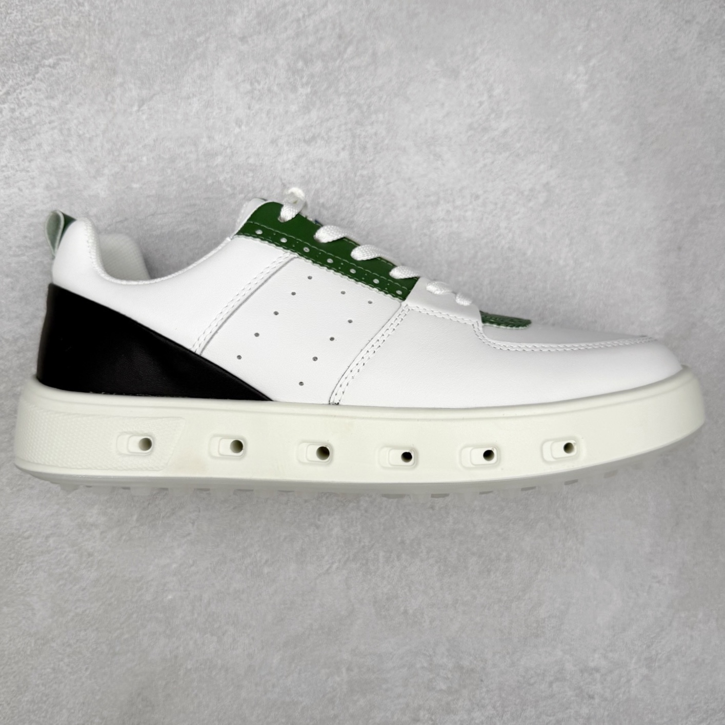 ECCO爱步街头720系列牛皮运动潮流减震耐磨低帮高尔夫球鞋 ECCO以三大核心特征为依托：北欧设计风格、鞋履制作、积极的生活方式。北欧设计风格：北欧设计特点是独特、有格调、实用和简约，并且品质优良。鞋履制作：ECCO钟爱鞋履制作以及一切与鞋履制作相关的事物。积极的生活方式：ECCO的创始人希望制作出的鞋履无需磨合，即可完美贴合脚型，帮助人们享受行走的乐趣。ECCO的成功源自其产品质量和创新的技术水平，恪守“鞋遵循双足”的设计理念，将的舒适度和风格融为一体。ECCO跑遍全世界寻找创新的原料。从制革制鞋一体化的设置，源头上控制皮革质量，确保对人体无害。 尺码：38 39 40 41 42 43 44 （皮鞋码）-选品中心