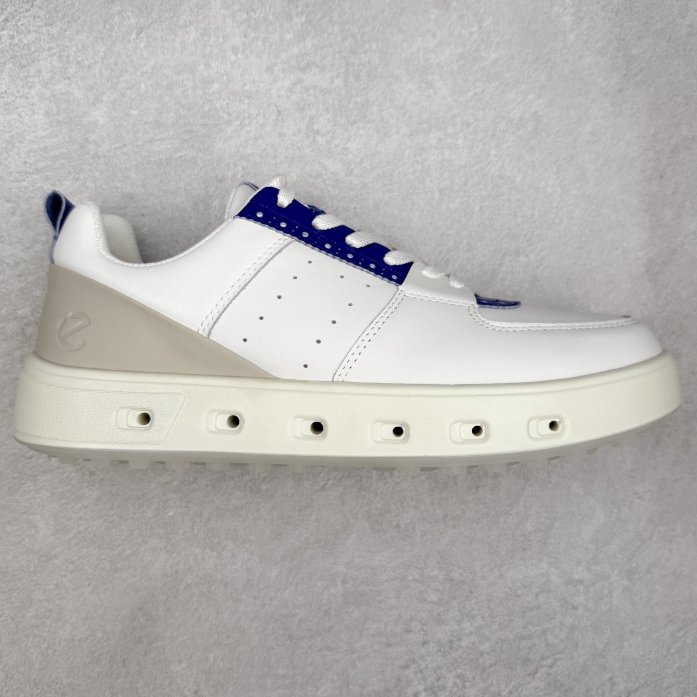 ECCO爱步街头720系列牛皮运动潮流减震耐磨低帮高尔夫球鞋 ECCO以三大核心特征为依托：北欧设计风格、鞋履制作、积极的生活方式。北欧设计风格：北欧设计特点是独特、有格调、实用和简约，并且品质优良。鞋履制作：ECCO钟爱鞋履制作以及一切与鞋履制作相关的事物。积极的生活方式：ECCO的创始人希望制作出的鞋履无需磨合，即可完美贴合脚型，帮助人们享受行走的乐趣。ECCO的成功源自其产品质量和创新的技术水平，恪守“鞋遵循双足”的设计理念，将的舒适度和风格融为一体。ECCO跑遍全世界寻找创新的原料。从制革制鞋一体化的设置，源头上控制皮革质量，确保对人体无害。 尺码：38 39 40 41 42 43 44 （皮鞋码）-选品中心