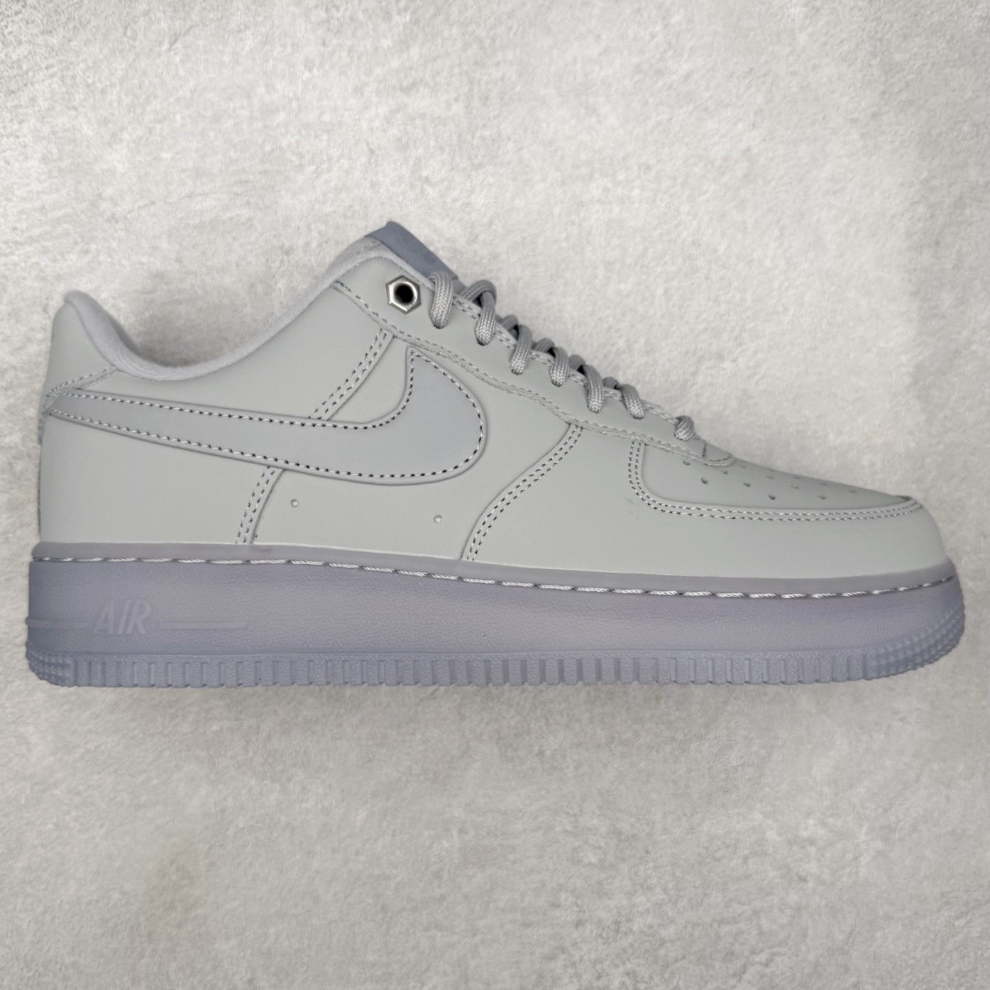 NK Air Force 1´07 Low 空军一号低帮百搭休闲运动板鞋 CJ9179-002 柔软、弹性十足的缓震性能和出色的中底设计 横跨复古与现代的外型结合 造就出风靡全球 三十多年的Force 1 直到今天还深受青睐 实拍调校N版已经零色差零失真 百分百还原实物色彩所见即所得 不存在货不对板色差等低级问题 选购参考实物拍摄 不混卖不参货 只用心做好货严格选品 承诺混一赔十 尺码：36 36.5 37.5 38 38.5 39 40 40.5 41 42 42.5 43 44 44.5 45-选品中心