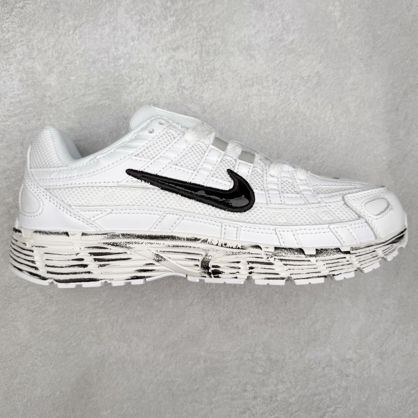 NK P-6000 系列低帮复古老爹风休闲运动舒适慢跑鞋 CD6404-101 融合 Pegasus 过往运动鞋设计 助力 21 世纪早期跑步运动跃升时尚新高度 采用透气网眼布、运动风格线条和耐穿覆面 兼具吸睛外观和舒适感受 中底泡绵以田径赛道为灵感 打造厚实设计 缔造出众缓震性能 尺码：36 36.5 37.5 38 38.5 39 40 40.5 41 42 42.5 43 44 44.5 45-选品中心