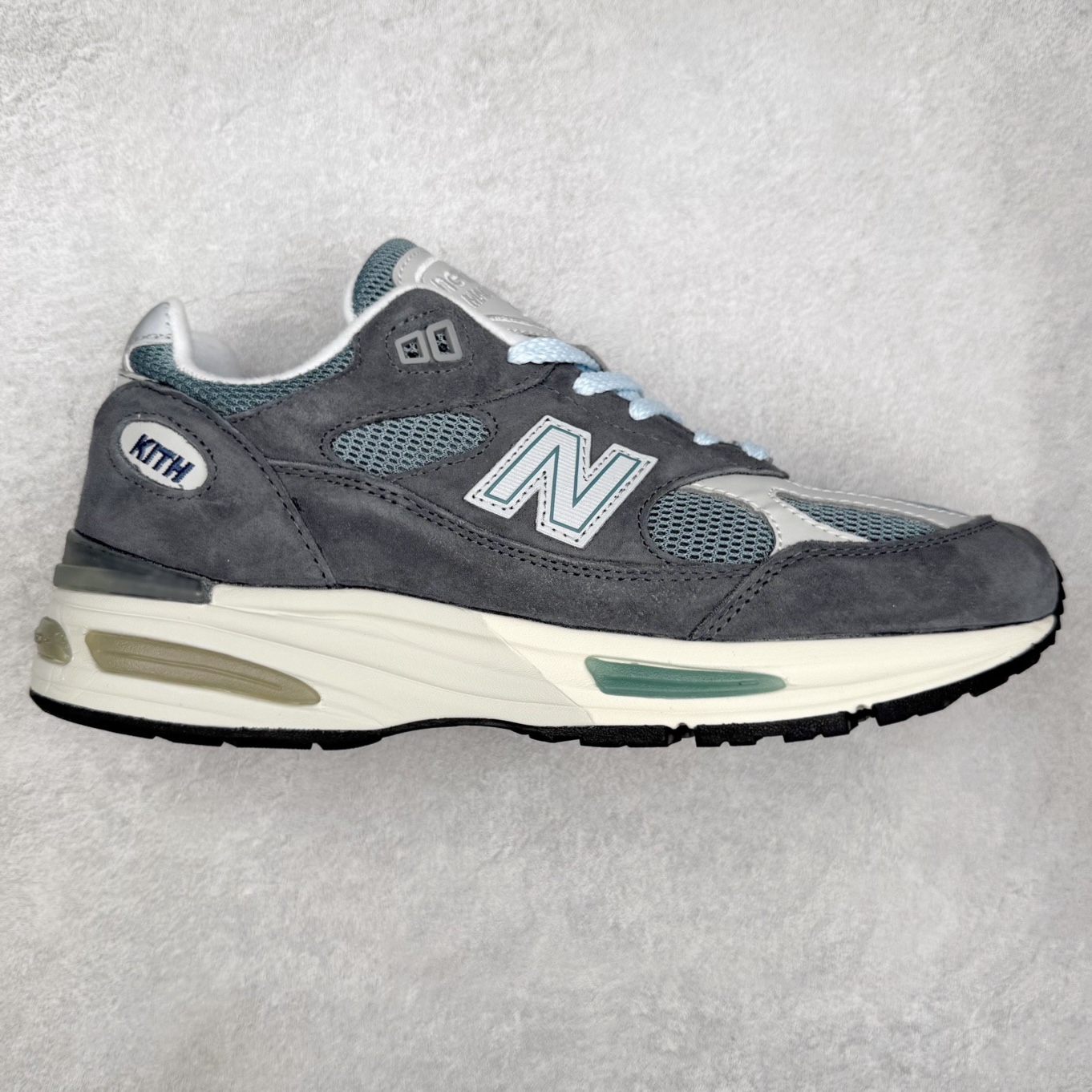 ＃K版纯原 New Balance 新百伦NB991总统复古慢跑鞋 鞋身以网眼鞋面结合同色系优质麂皮革构成，鞋舌处点缀 New Balance Made In USA 同色系刺绣标识，彰显鞋款身份。鞋侧点缀银色 \\\