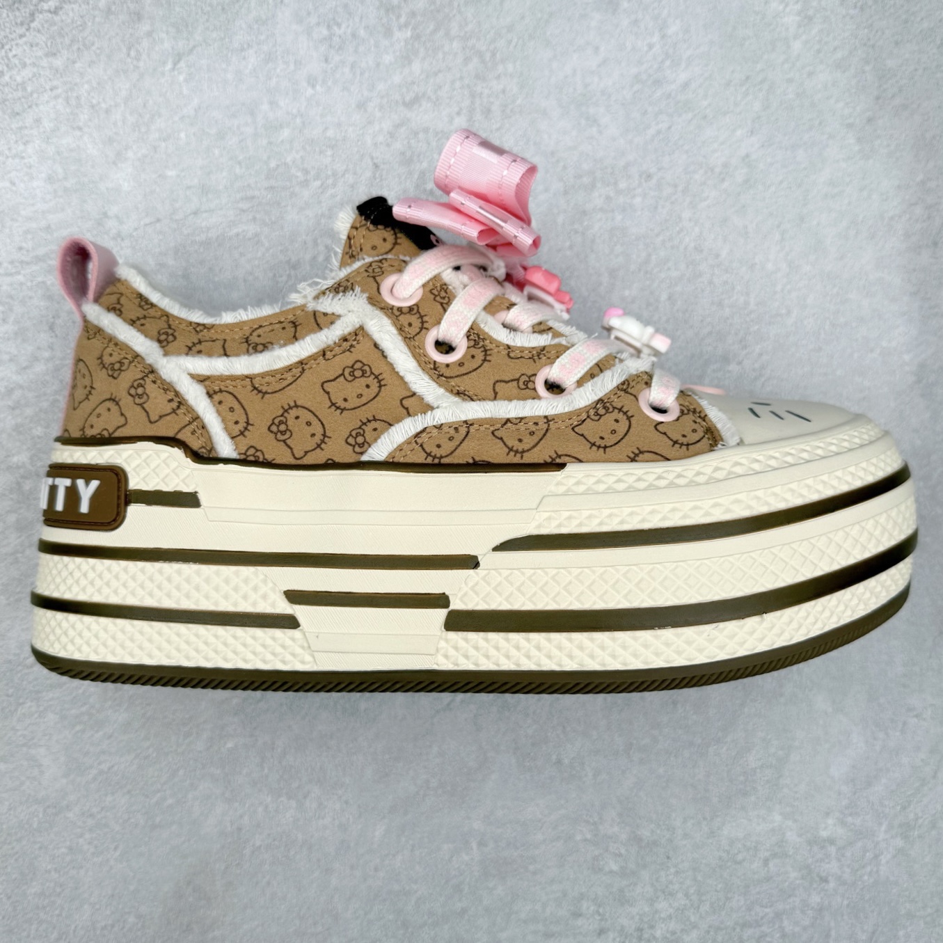 Sanrio/三丽鸥 x OLD ORDER 联名限定 凯蒂粉蓝 6.5CM 厚底增高帆布鞋 马卡龙 鞋身满印的Hello Kitty凯蒂猫图案真的好可爱💗 粉蓝色系的毛边设计满满小香风氛围感 脚感蛮舒适的不磨脚,搭配清新干净 小个子也能拥有大长腿 出街穿这双回头率拉满了🥰 氛围感就够了 日常穿搭也很出彩啦 货号:O2320805 尺码:35 36 37 38 39 40-选品中心