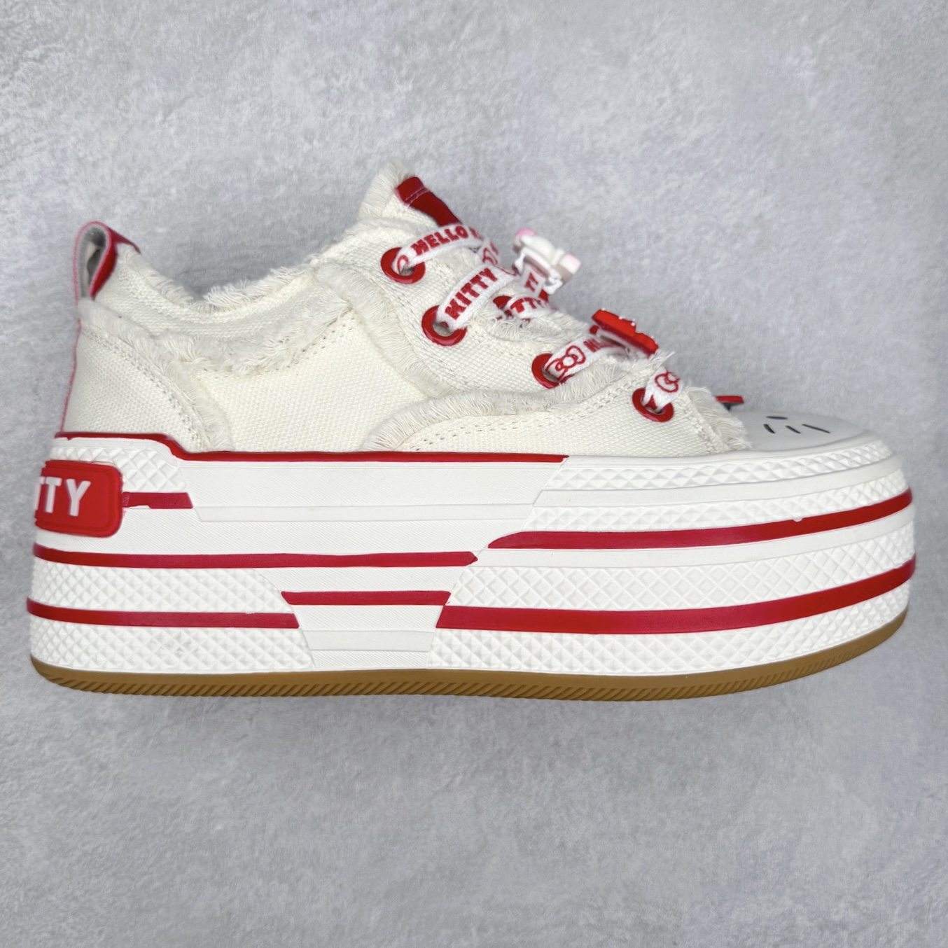 Sanrio/三丽鸥 x OLD ORDER 联名限定 凯蒂粉蓝 6.5CM 厚底增高帆布鞋 马卡龙 鞋身满印的Hello Kitty凯蒂猫图案真的好可爱💗 粉蓝色系的毛边设计满满小香风氛围感 脚感蛮舒适的不磨脚，搭配清新干净 小个子也能拥有大长腿 出街穿这双回头率拉满了🥰 氛围感就够了 日常穿搭也很出彩啦 货号：O2320805 尺码：35 36 37 38 39 40-选品中心