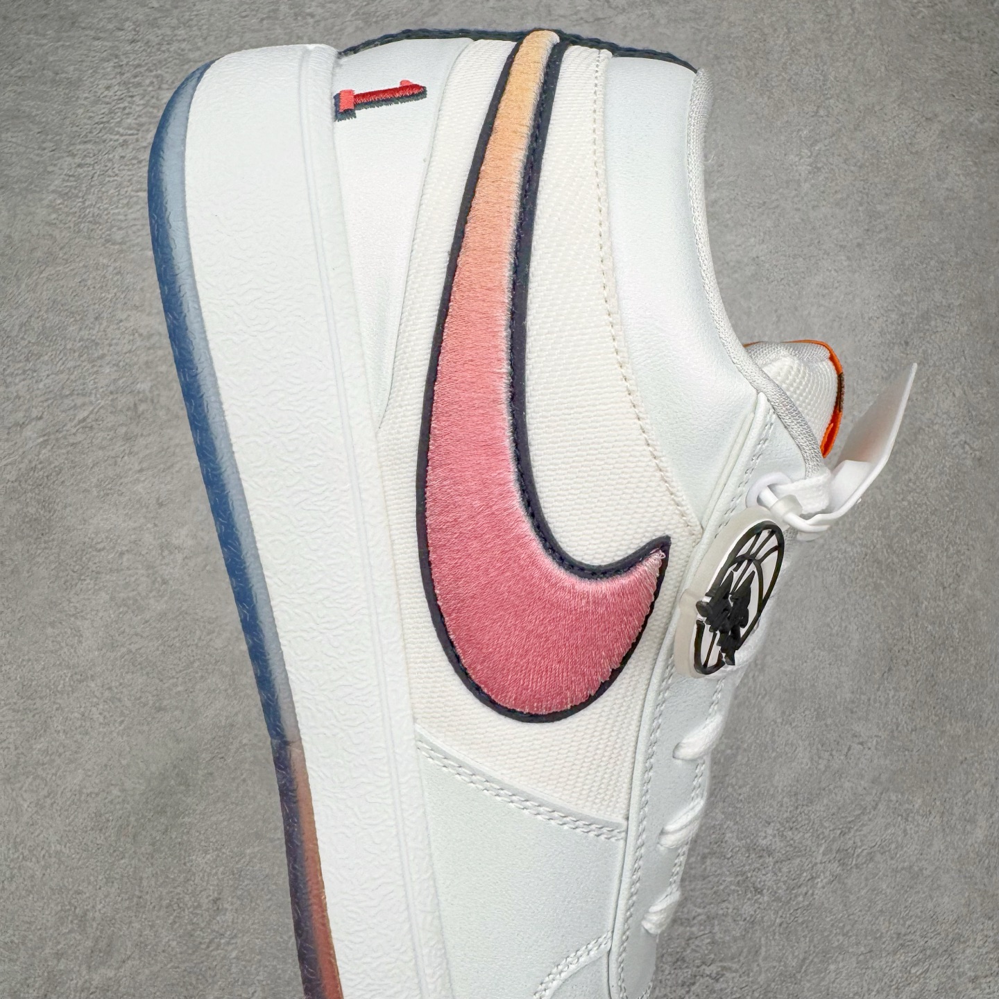 图片[6]-＃灭世/Max NK Book 1 Devin Booker 德文·布克一代男子实战篮球鞋 白蓝红 IH0893-100 灭世纯原革新出货‼️缓震配置独家革新！实战属性直接拉满👊🏻实战 天花板上限再度提升！实战亲测-性能体验吊打国产同价位鞋款（为满足海外市场 布克一代最大尺码为47.5） ⚫️增配前掌鹅蛋ZOOM ➕抗扭片➕后掌马蹄ZOOM气垫（正品仅配置后掌zoom气垫） ⚫️采用科比4代鞋楦以及龙骨数据打造！小科4实至名归！（完美解决正品压脚趾问题） ⚫️鞋身➕鞋头增配高频补强层，提升鞋头以及脚踝支撑性 ⚫️鞋垫采用科比4代元年高弹缓震垫材质-磨合一场直接贴合脚型☑️ ⚫️外底加厚2mm，wow10止滑配方，无需磨合，抓地性能原地起飞 最强布克一代有且只在灭世纯原（支持市场任意货品正面PK） 真材实料，肉眼可见！革新升级绝非空穴来风！灭世纯原内外兼修，用态度诠释实战新篇章👊🏻 Book 1 尺码 39-47.5-选品中心