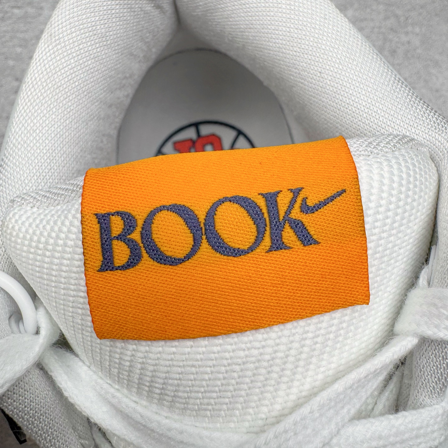 图片[15]-＃灭世/Max NK Book 1 Devin Booker 德文·布克一代男子实战篮球鞋 白蓝红 IH0893-100 灭世纯原革新出货‼️缓震配置独家革新！实战属性直接拉满👊🏻实战 天花板上限再度提升！实战亲测-性能体验吊打国产同价位鞋款（为满足海外市场 布克一代最大尺码为47.5） ⚫️增配前掌鹅蛋ZOOM ➕抗扭片➕后掌马蹄ZOOM气垫（正品仅配置后掌zoom气垫） ⚫️采用科比4代鞋楦以及龙骨数据打造！小科4实至名归！（完美解决正品压脚趾问题） ⚫️鞋身➕鞋头增配高频补强层，提升鞋头以及脚踝支撑性 ⚫️鞋垫采用科比4代元年高弹缓震垫材质-磨合一场直接贴合脚型☑️ ⚫️外底加厚2mm，wow10止滑配方，无需磨合，抓地性能原地起飞 最强布克一代有且只在灭世纯原（支持市场任意货品正面PK） 真材实料，肉眼可见！革新升级绝非空穴来风！灭世纯原内外兼修，用态度诠释实战新篇章👊🏻 Book 1 尺码 39-47.5-选品中心