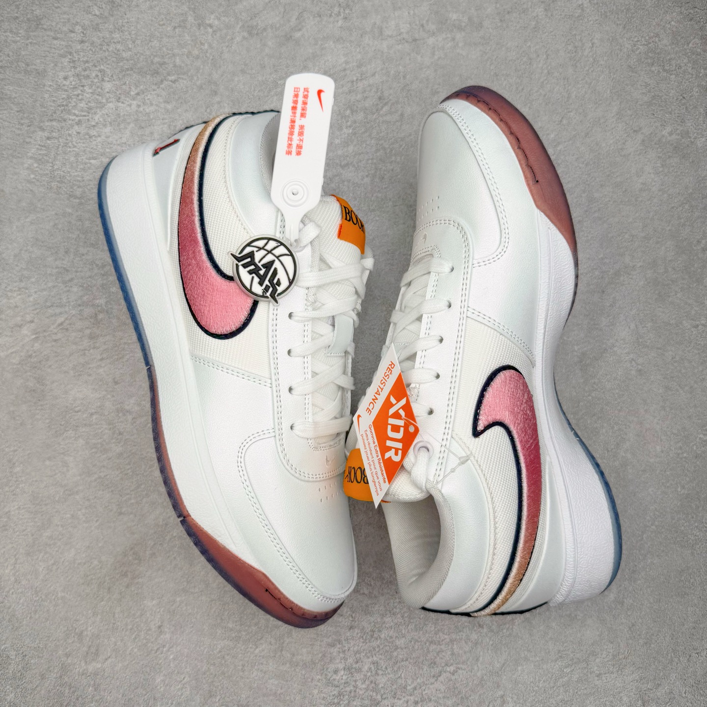 图片[3]-＃灭世/Max NK Book 1 Devin Booker 德文·布克一代男子实战篮球鞋 白蓝红 IH0893-100 灭世纯原革新出货‼️缓震配置独家革新！实战属性直接拉满👊🏻实战 天花板上限再度提升！实战亲测-性能体验吊打国产同价位鞋款（为满足海外市场 布克一代最大尺码为47.5） ⚫️增配前掌鹅蛋ZOOM ➕抗扭片➕后掌马蹄ZOOM气垫（正品仅配置后掌zoom气垫） ⚫️采用科比4代鞋楦以及龙骨数据打造！小科4实至名归！（完美解决正品压脚趾问题） ⚫️鞋身➕鞋头增配高频补强层，提升鞋头以及脚踝支撑性 ⚫️鞋垫采用科比4代元年高弹缓震垫材质-磨合一场直接贴合脚型☑️ ⚫️外底加厚2mm，wow10止滑配方，无需磨合，抓地性能原地起飞 最强布克一代有且只在灭世纯原（支持市场任意货品正面PK） 真材实料，肉眼可见！革新升级绝非空穴来风！灭世纯原内外兼修，用态度诠释实战新篇章👊🏻 Book 1 尺码 39-47.5-选品中心