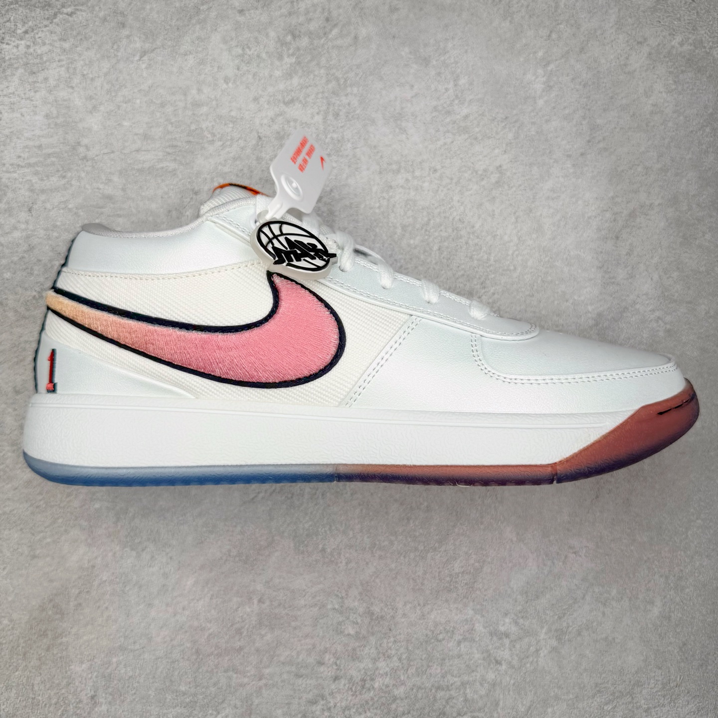 ＃灭世/Max NK Book 1 Devin Booker 德文·布克一代男子实战篮球鞋 白蓝红 IH0893-100 灭世纯原革新出货‼️缓震配置独家革新！实战属性直接拉满👊🏻实战 天花板上限再度提升！实战亲测-性能体验吊打国产同价位鞋款（为满足海外市场 布克一代最大尺码为47.5） ⚫️增配前掌鹅蛋ZOOM ➕抗扭片➕后掌马蹄ZOOM气垫（正品仅配置后掌zoom气垫） ⚫️采用科比4代鞋楦以及龙骨数据打造！小科4实至名归！（完美解决正品压脚趾问题） ⚫️鞋身➕鞋头增配高频补强层，提升鞋头以及脚踝支撑性 ⚫️鞋垫采用科比4代元年高弹缓震垫材质-磨合一场直接贴合脚型☑️ ⚫️外底加厚2mm，wow10止滑配方，无需磨合，抓地性能原地起飞 最强布克一代有且只在灭世纯原（支持市场任意货品正面PK） 真材实料，肉眼可见！革新升级绝非空穴来风！灭世纯原内外兼修，用态度诠释实战新篇章👊🏻 Book 1 尺码 39-47.5-选品中心