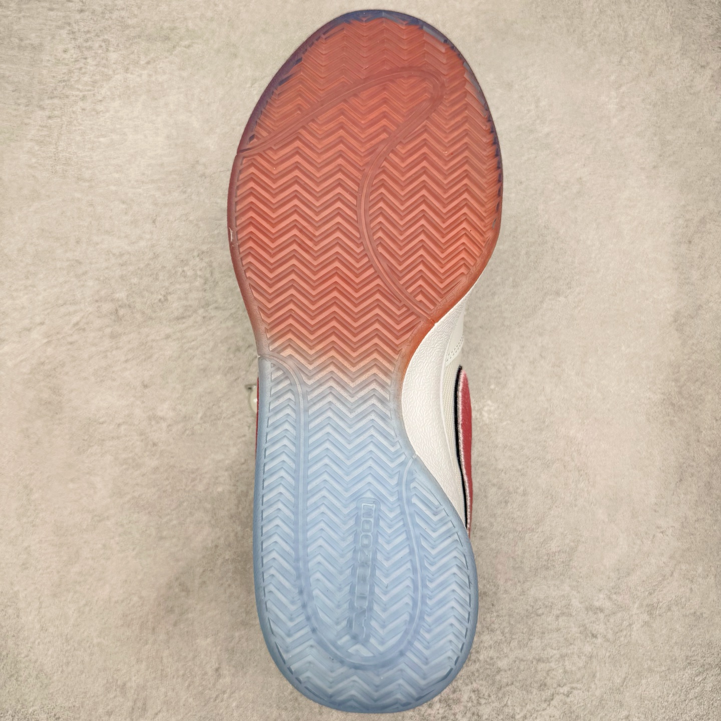 图片[9]-＃灭世/Max NK Book 1 Devin Booker 德文·布克一代男子实战篮球鞋 白蓝红 IH0893-100 灭世纯原革新出货‼️缓震配置独家革新！实战属性直接拉满👊🏻实战 天花板上限再度提升！实战亲测-性能体验吊打国产同价位鞋款（为满足海外市场 布克一代最大尺码为47.5） ⚫️增配前掌鹅蛋ZOOM ➕抗扭片➕后掌马蹄ZOOM气垫（正品仅配置后掌zoom气垫） ⚫️采用科比4代鞋楦以及龙骨数据打造！小科4实至名归！（完美解决正品压脚趾问题） ⚫️鞋身➕鞋头增配高频补强层，提升鞋头以及脚踝支撑性 ⚫️鞋垫采用科比4代元年高弹缓震垫材质-磨合一场直接贴合脚型☑️ ⚫️外底加厚2mm，wow10止滑配方，无需磨合，抓地性能原地起飞 最强布克一代有且只在灭世纯原（支持市场任意货品正面PK） 真材实料，肉眼可见！革新升级绝非空穴来风！灭世纯原内外兼修，用态度诠释实战新篇章👊🏻 Book 1 尺码 39-47.5-选品中心