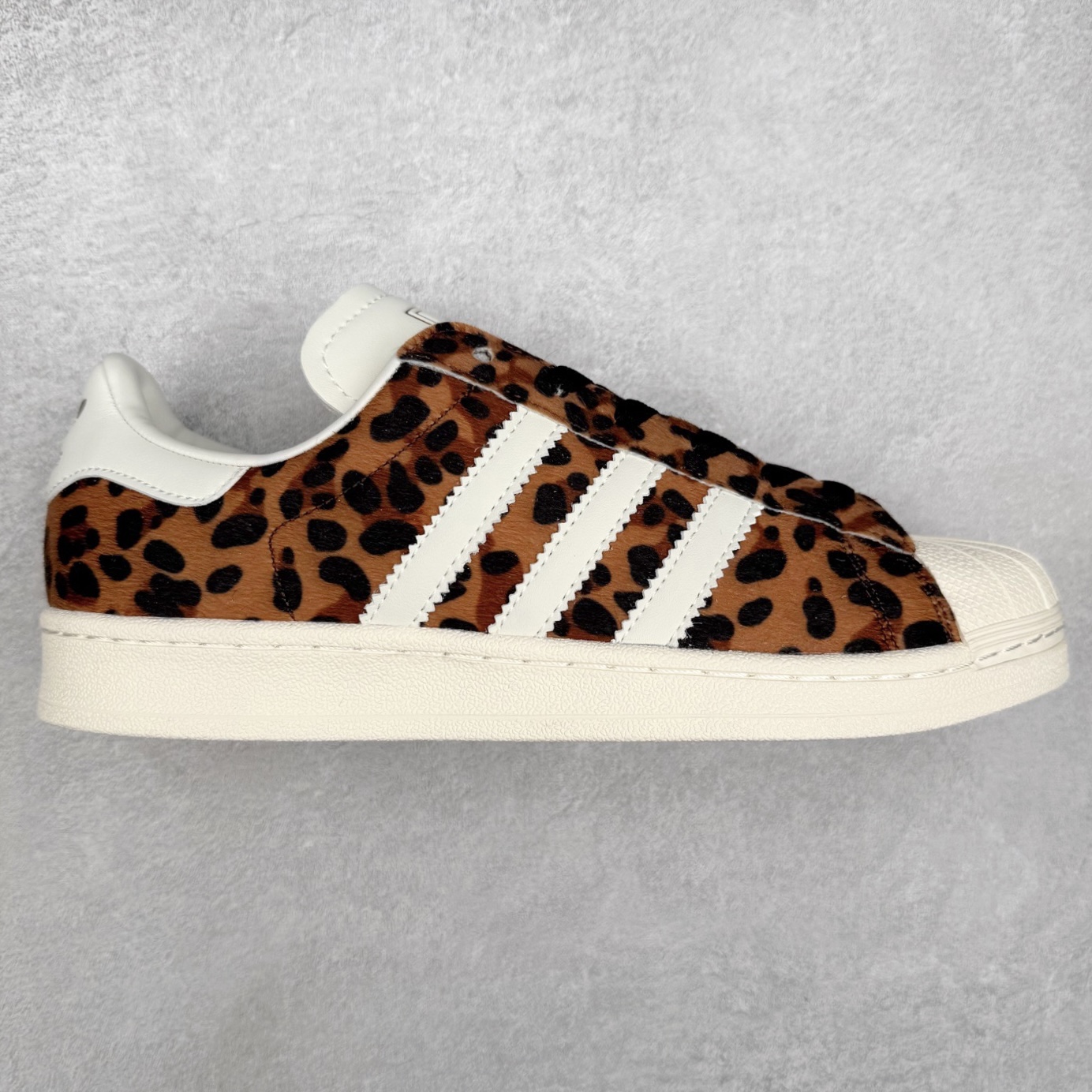 AD Originals Superstar 经典复古贝壳头板鞋 KI0569 诞生于1969年 是第一双将全皮面鞋 身与橡胶鞋头结合在一起的低帮篮球鞋 Superstar最开始 是作为高帮篮球鞋Pro Model的低帮版本而出现的 但因为其独特和醒目的橡胶鞋头造型而让大家熟知 被大家形象地称为\\\