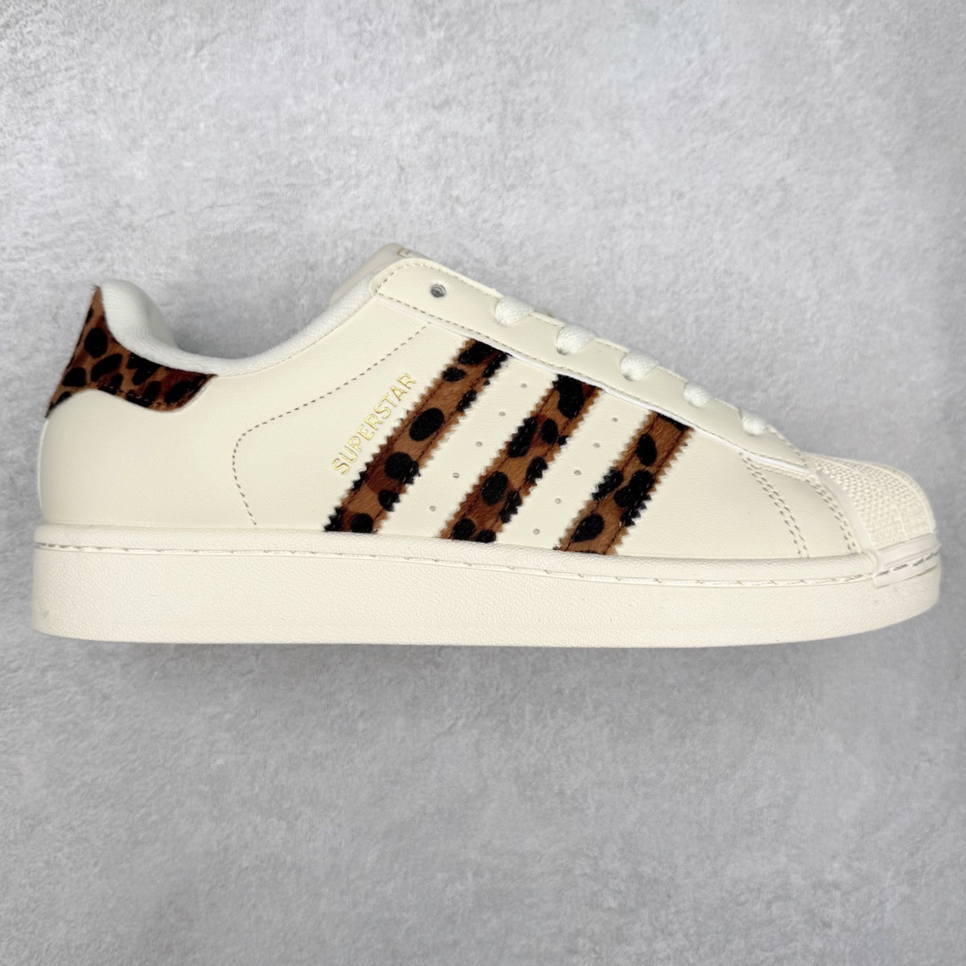 AD Originals Superstar 经典复古贝壳头板鞋 HQ2696 诞生于1969年 是第一双将全皮面鞋 身与橡胶鞋头结合在一起的低帮篮球鞋 Superstar最开始 是作为高帮篮球鞋Pro Model的低帮版本而出现的 但因为其独特和醒目的橡胶鞋头造型而让大家熟知 被大家形象地称为\\\