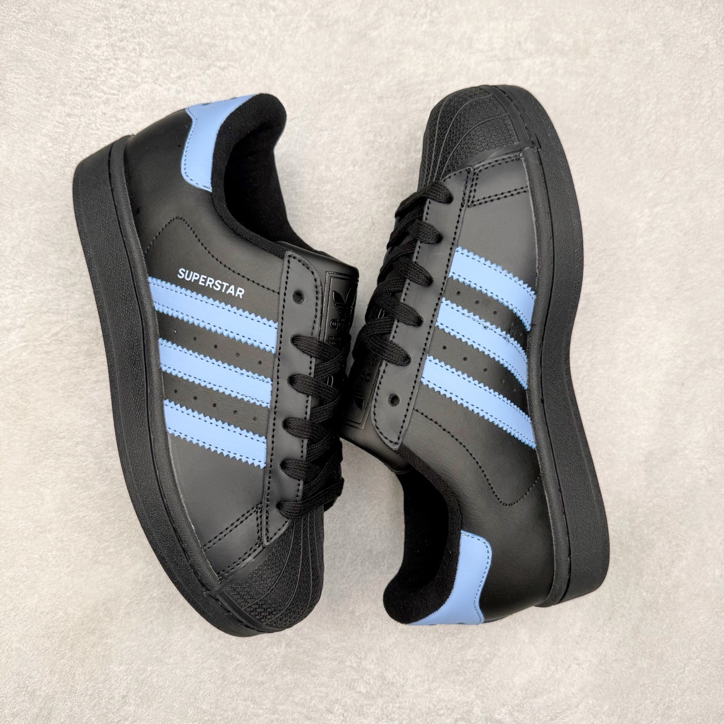 图片[9]-AD Originals Superstar 经典复古贝壳头板鞋 JS1338 诞生于1969年 是第一双将全皮面鞋 身与橡胶鞋头结合在一起的低帮篮球鞋 Superstar最开始 是作为高帮篮球鞋Pro Model的低帮版本而出现的 但因为其独特和醒目的橡胶鞋头造型而让大家熟知 被大家形象地称为\\\”shelltoe\\\”贝壳头 在70年代的美国职业篮球场上 接近3/4的NBA球员都将这双Superstar作为场上用鞋 80年代之后 经过不断的改良和发展 Superstar逐渐成为横跨时装、音乐、街头文化、休闲和运动等各大领域的时尚潮鞋 尺码：36 36.5 37 38 38.5 39 40 40.5 41 42 42.5 43 44 44.5 45-选品中心