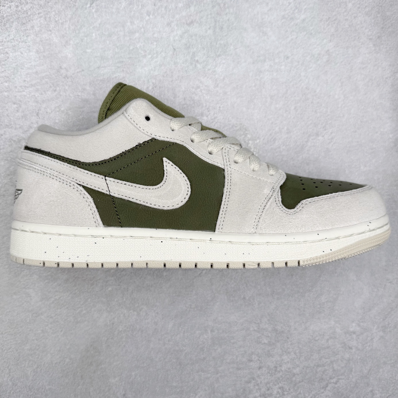 ＃DT纯原 Air Jordan AJ1 Low 低帮 HV4089-201 终端优势供应 市面中低帮最具代表性版本没有之一 口碑大厂出品 品控大底版型不断改良更新 全套原纸板楦头开发 确保原汁原味 完美呈现版型 完美零毛边处理 原厂内置全掌气垫 价格定位良心 平台专用代工流水线出品 一眼公司既视感 拿到手的一瞬间就与众不同 碾压市面所有版本 全部原鞋开发 每一个配色都会采购原鞋确认细节 打破市面看图做货无好货之说 尺码：35.5 36 36.5 37.5 38 38.5 39 40 40.5 41 42 42.5 43 44 44.5 45 46-选品中心