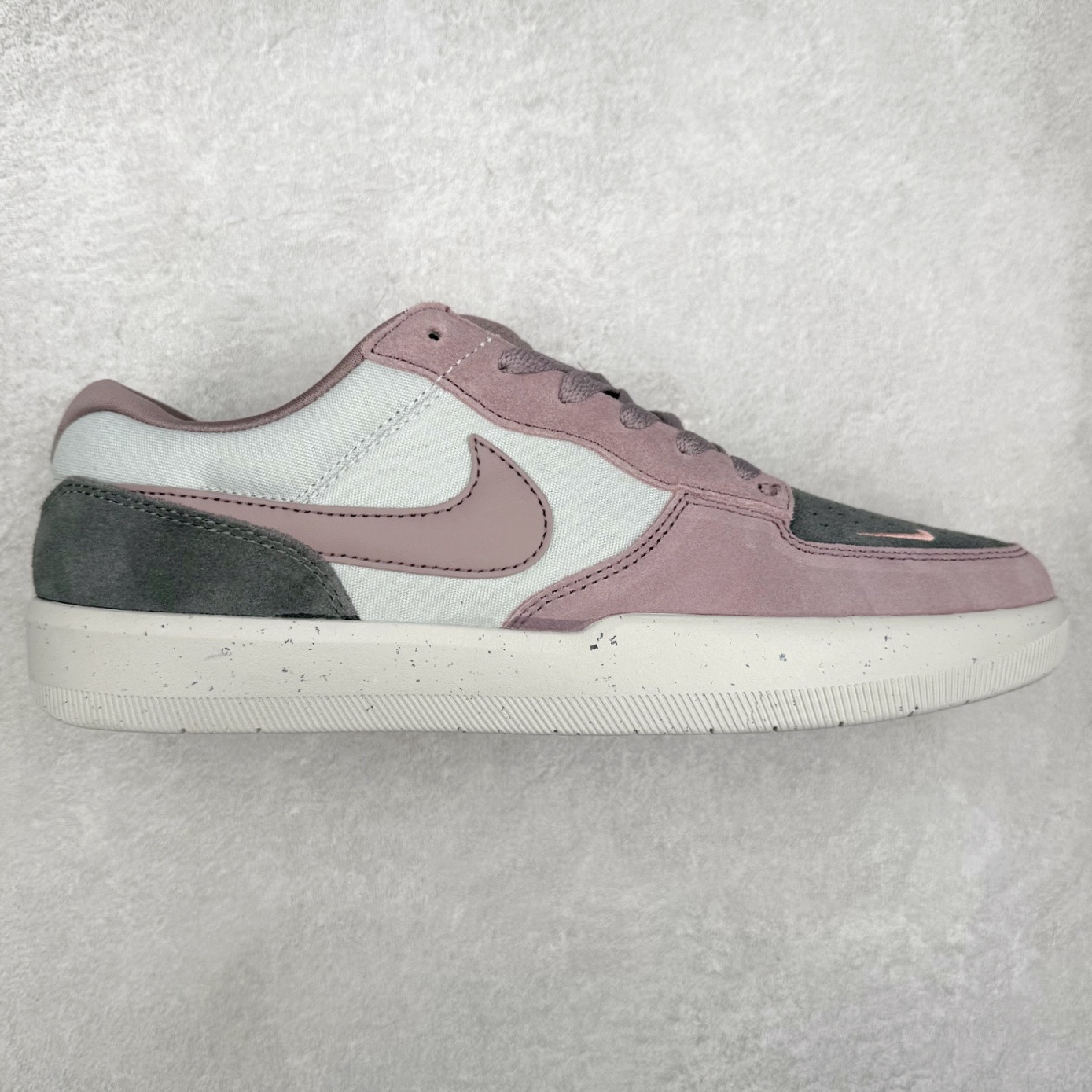 NK SB Force 58 空军58系列低帮休闲运动滑板板鞋 DV5477-010 鞋面由帆布和麂皮拼接 层次感丰富 搭配硫化外底 耐磨耐穿 鞋舌及中底后跟处饰有SB Logo 表明鞋款身份 采用包边设计 经久耐穿 硫化结构则有效提升灵活性 穿上这款全新推出的创意力作 助你耀动街头 尺码：36 36.5 37.5 38 38.5 39 40 40.5 41 42 42.5 43 44 45-选品中心