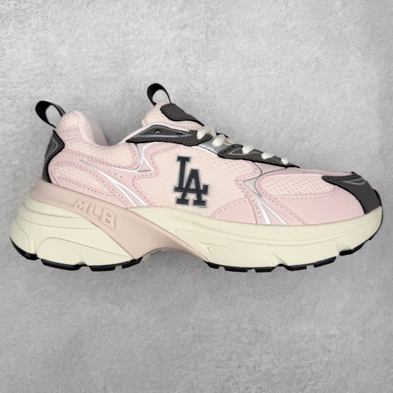 MLB New York Yankees Curve Runner 舒适百搭流浪鞋防滑耐磨低帮跑步鞋 Korea韩国联名NY美国榄球纽约洋基队限定 目前可过轻松秒过各类鉴定 能操作的私聊 韩国代购专供 左脚内置NFC感应 区别市面贴纸假芯片 MLB专用菱形双针中底布 重点细节中底布带注胶孔 原厂NFC感应吊牌 支持鉴定 一个两位数 原盒原标 全套原楦原纸板原厂数据开发 中韩文保养标贴 绿色防霉片 平台代购专供 独家一比一RB+MD组合大底 高频后跟小人Logo精准对位立体饱满 正确网布加超迁鞋面 转印中底走线紧密 转印Logo工艺表层防刮不掉色 尺码：35 36 36.5 37.5 38 38.5 39 40 40.5 41 42 42.5 43 44 44.5 45-选品中心