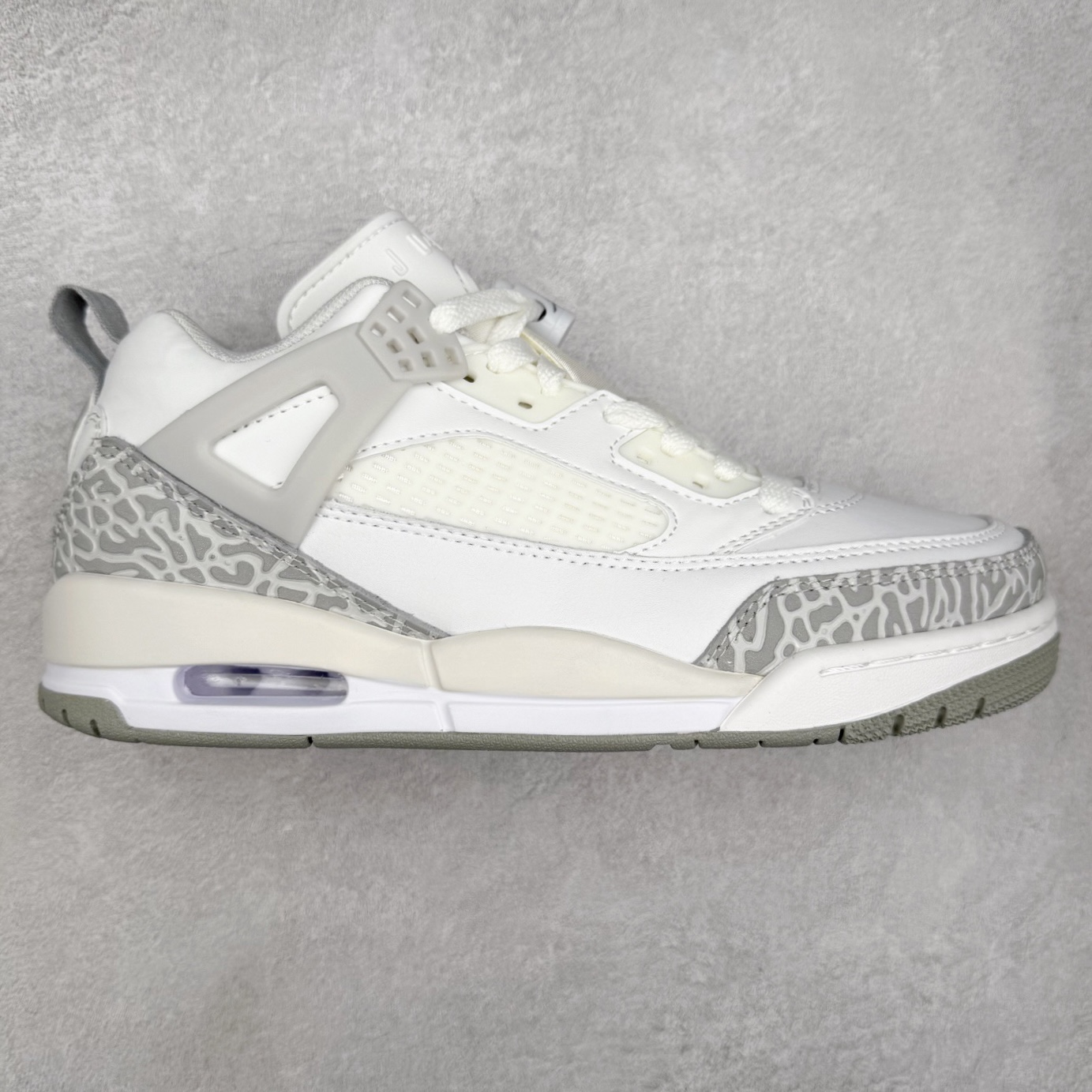 Jordan Spizike Low AJ复古低帮篮球鞋 HQ3602-121 这款鞋子著名导演斯派克李的Jordan Spizike专属 预计于明年夏季推出全新低帮版本 将包括三款配色 经典爆裂纹非常复古 两款配色分别以大学红和黑曜石蓝进行区分 鞋身设计中依旧带有大象爆裂纹、鞋侧束带、塑胶网布等经典元素 之后 在鞋舌、内衬以及鞋底等位置缀以大学红和黑曜石蓝搭配 带来全新造型 尺码：36 36.5 37.5 38 38.5 39 40 40.5 41 42 42.5 43 44 44.5 45 46-选品中心