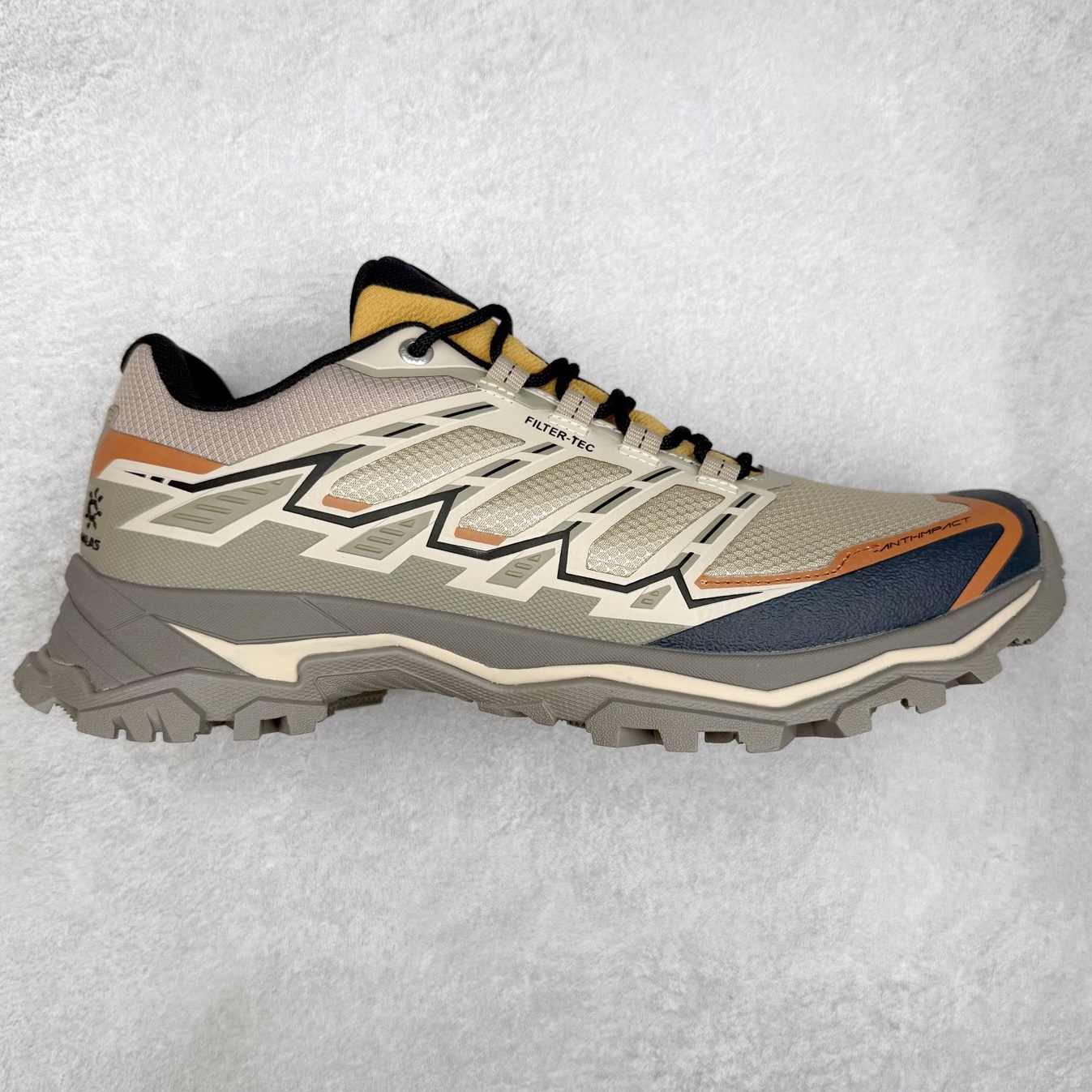 KAILAS 凯乐石远征5代 FLT 舒适简约经典登山 防滑耐磨防水低帮徒步鞋 KAILAS凯乐石品牌是全球三大全系攀登品牌之一，于2003年创立于中国广州，致力于为有攀登梦想的户外运动员及爱好者，研发制造功能性专业装备，满足他们在极限环境下安全舒适的需求，凯乐石专注于科技面料的开发及专业功能设计，产品线覆盖登山、攀岩、徒步、越野跑山、露营、旅行等多项户外运动，通过运动员的测试反馈，不断进化迭代，产品荣获国内外大奖71座，发明专利21个，更突破性的自主研发攀登器械，打造出中国的攀登硬实力。实拍调校N版已经零色差零失真 百分百还原实物色彩所见即所得 不存在货不对板色差等低级问题 选购参考实物拍摄 不混卖不参货 只用心做好货严格选品 承诺混一赔十 尺码：36 36.5 37.5 38 38.5 39 40 40.5 41 42 42.5 43 44 44.5 45-选品中心