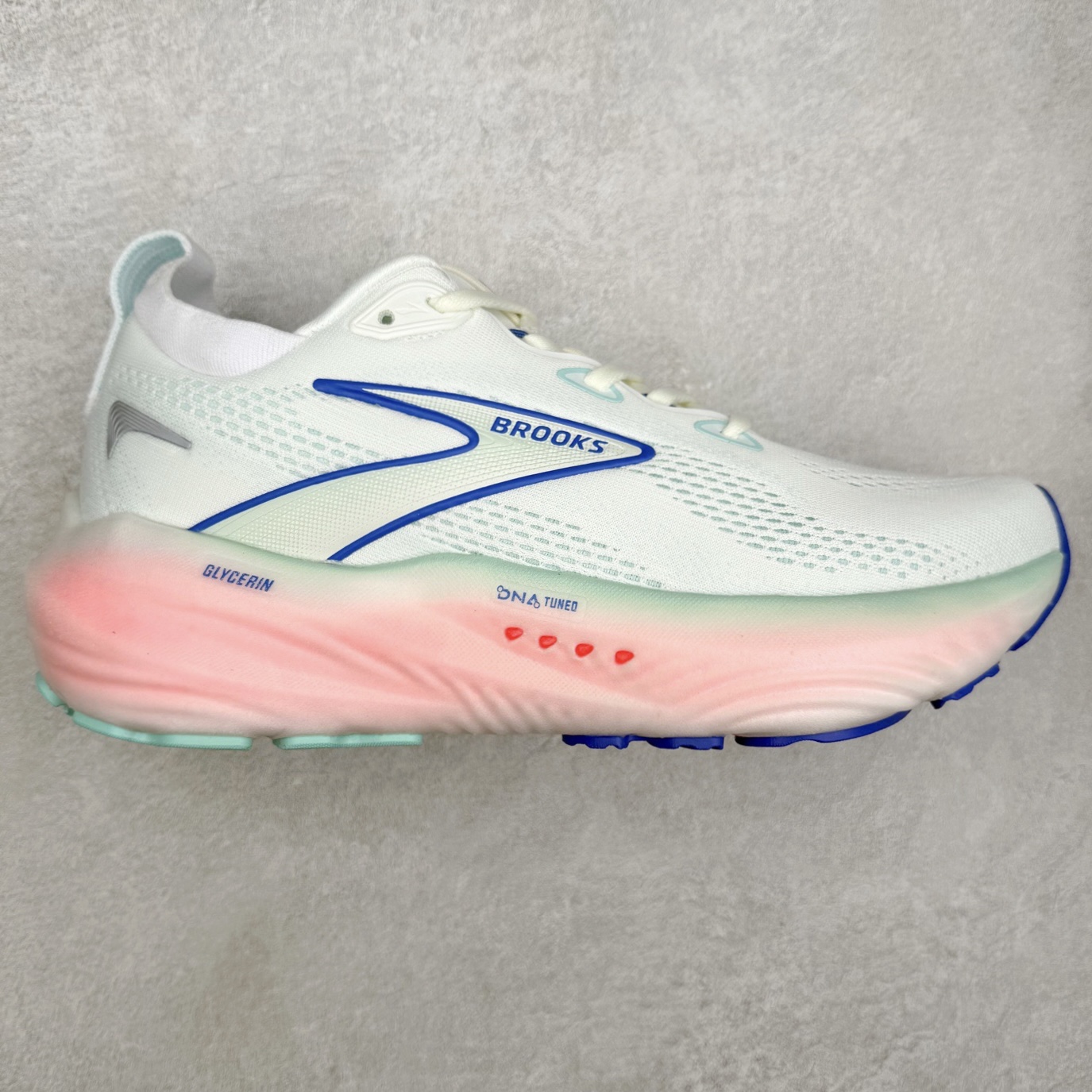 Brooks Glycerin GTS 22 布鲁克斯舒适百搭宽版防滑耐磨 低帮 休闲马拉松长跑跑步鞋 Brooks 四大跑鞋之一 百年品牌 跑鞋从外形上基本就能判断这是一款速度跑鞋 简洁干练的外形结构和极强的运动流线型看着非常有速度感 上脚的第一感觉是非常轻 美码9码的鞋单只206g不到 从个人偏好来说 200g左右的竞速鞋最具安全感 鞋面采用单层网布 很薄 前掌使用了大量开放式网眼 排气直接快速 透气性上乘 鞋舌也是轻量化设计 仅为一层麂皮 和脚背完美贴合 鞋舌中央有个防偏穿孔 从实际穿着来看 通常鞋舌都是外偏 如果是防偏穿孔位于中心 防偏效果其实并不十分有效 如果采用趋外侧的偏心设计更有效 鞋帮泡棉填充量不大 但非常紧凑 贴合舒适 包裹稳固 内置硬质TPU保证必要的稳定性 跑鞋中底采用的是DNA FLASH科技材料 DNA FLASH中底科技 是Brooks第一款将氮气注入中底的创新科技 主要原理是借助“超临界流体”发泡技术 将液态氮稳定的转化为气态氮 并使其均匀地形成无数紧密贴合的密闭式气囊结构 尺码：36 36.5 37.5 38 38.5 39 40 40.5 41 42 42.5 43 44 44.5 45 46-选品中心