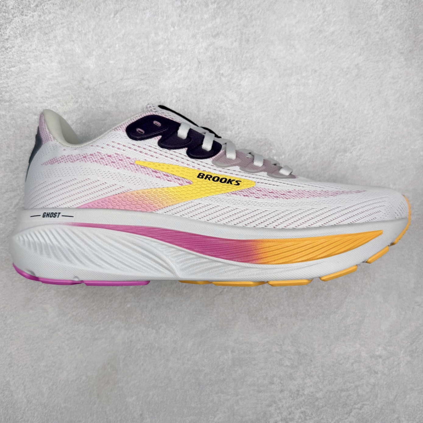 Brooks Glycerin GTS 22 布鲁克斯舒适百搭宽版防滑耐磨 低帮 休闲马拉松长跑跑步鞋 Brooks 四大跑鞋之一 百年品牌 跑鞋从外形上基本就能判断这是一款速度跑鞋 简洁干练的外形结构和极强的运动流线型看着非常有速度感 上脚的第一感觉是非常轻 美码9码的鞋单只206g不到 从个人偏好来说 200g左右的竞速鞋最具安全感 鞋面采用单层网布 很薄 前掌使用了大量开放式网眼 排气直接快速 透气性上乘 鞋舌也是轻量化设计 仅为一层麂皮 和脚背完美贴合 鞋舌中央有个防偏穿孔 从实际穿着来看 通常鞋舌都是外偏 如果是防偏穿孔位于中心 防偏效果其实并不十分有效 如果采用趋外侧的偏心设计更有效 鞋帮泡棉填充量不大 但非常紧凑 贴合舒适 包裹稳固 内置硬质TPU保证必要的稳定性 跑鞋中底采用的是DNA FLASH科技材料 DNA FLASH中底科技 是Brooks第一款将氮气注入中底的创新科技 主要原理是借助“超临界流体”发泡技术 将液态氮稳定的转化为气态氮 并使其均匀地形成无数紧密贴合的密闭式气囊结构 尺码：36 36.5 37.5 38 38.5 39 40 40.5 41 42 42.5 43 44 44.5 45 46-选品中心