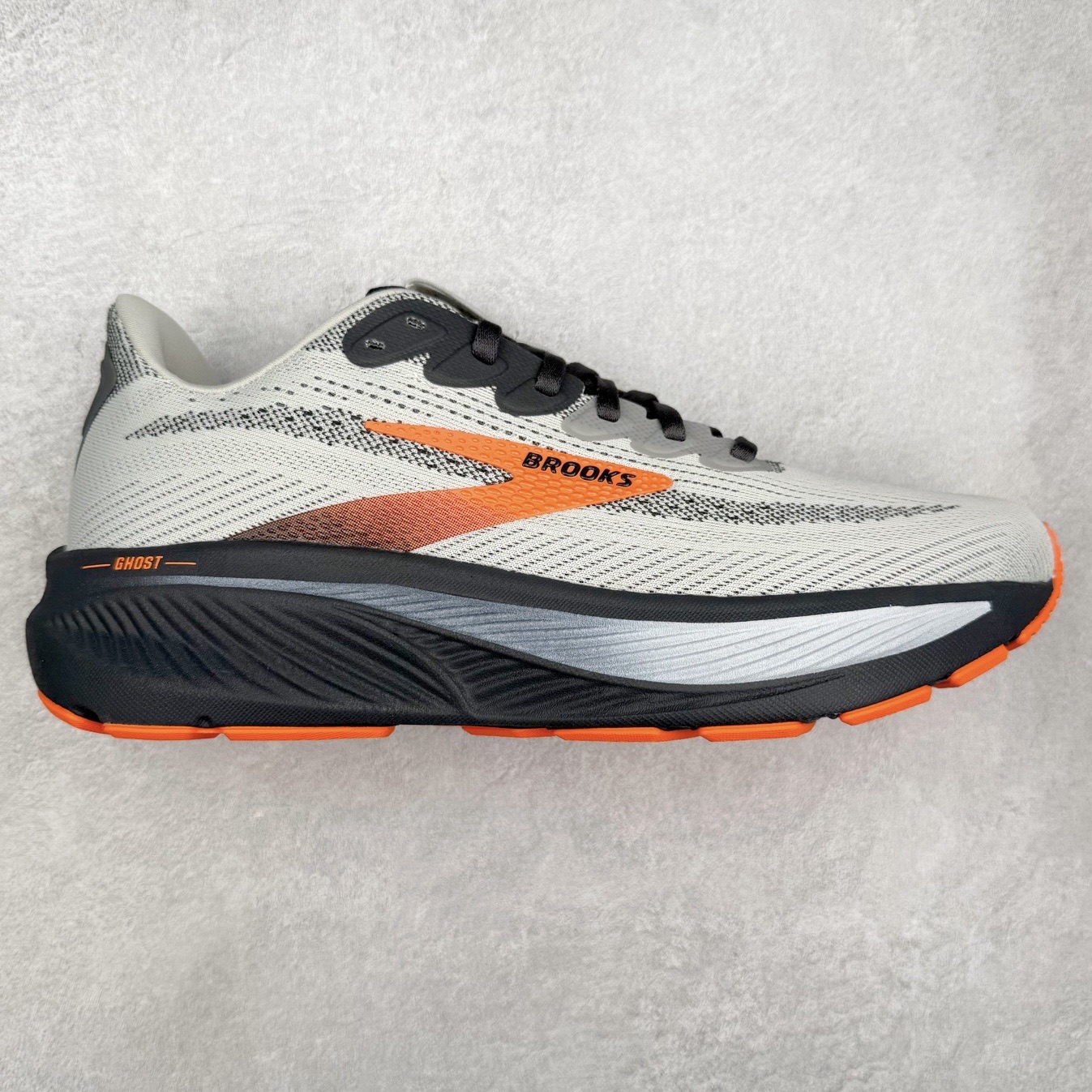 Brooks Glycerin GTS 22 布鲁克斯舒适百搭宽版防滑耐磨 低帮 休闲马拉松长跑跑步鞋 Brooks 四大跑鞋之一 百年品牌 跑鞋从外形上基本就能判断这是一款速度跑鞋 简洁干练的外形结构和极强的运动流线型看着非常有速度感 上脚的第一感觉是非常轻 美码9码的鞋单只206g不到 从个人偏好来说 200g左右的竞速鞋最具安全感 鞋面采用单层网布 很薄 前掌使用了大量开放式网眼 排气直接快速 透气性上乘 鞋舌也是轻量化设计 仅为一层麂皮 和脚背完美贴合 鞋舌中央有个防偏穿孔 从实际穿着来看 通常鞋舌都是外偏 如果是防偏穿孔位于中心 防偏效果其实并不十分有效 如果采用趋外侧的偏心设计更有效 鞋帮泡棉填充量不大 但非常紧凑 贴合舒适 包裹稳固 内置硬质TPU保证必要的稳定性 跑鞋中底采用的是DNA FLASH科技材料 DNA FLASH中底科技 是Brooks第一款将氮气注入中底的创新科技 主要原理是借助“超临界流体”发泡技术 将液态氮稳定的转化为气态氮 并使其均匀地形成无数紧密贴合的密闭式气囊结构 尺码：36 36.5 37.5 38 38.5 39 40 40.5 41 42 42.5 43 44 44.5 45 46-选品中心