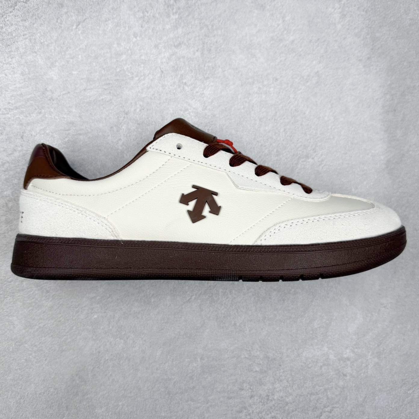 DESCENTE Chron 迪桑特复古拼接 舒适百搭 耐磨低帮生活休闲鞋 是一款集复古与现代于一体的低帮跑步鞋 简洁的牛皮鞋面不仅彰显出时尚的质感 还适用于多种场合的穿搭 这款鞋子的透气性能极佳 轻质弹性鞋底则提供了良好的舒适度和耐磨性 使你在行走或跑步时都能感受到脚底的柔软与支撑 尺码：36 36.5 37.5 38 38.5 39 40 40.5 41 42 42.5 43 44 44.5 45-选品中心