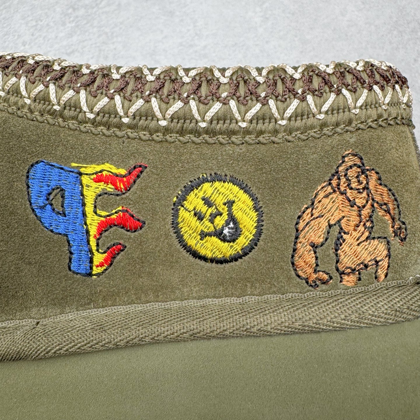 图片[11]-＃GX PALACE x UGG 7290 Tasman 小恶魔联名款柔软舒适低帮生活休闲鞋 男女同款 秋冬羊皮毛一体雪地靴 全鞋采用ZP同厂 隆丰A级澳洲进口羊皮毛一体 品牌代工厂生产线 完全遵循ZP工艺流程 代工厂原厂版师 秉承无原鞋不开发选择 注重每一处细节 市面最正版型 TREADLITE\\\”轻翼\\\”科技外底 轻便/耐用/柔韧/桩型【售后郑重承诺】一个月内若出现重大脱胶/断底等质量问题 直接为您换新！尺码：35 36 37 38 39 40 41 42 43 44 45-选品中心