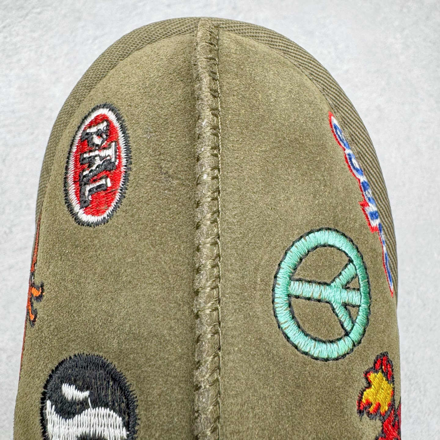 图片[13]-＃GX PALACE x UGG 7290 Tasman 小恶魔联名款柔软舒适低帮生活休闲鞋 男女同款 秋冬羊皮毛一体雪地靴 全鞋采用ZP同厂 隆丰A级澳洲进口羊皮毛一体 品牌代工厂生产线 完全遵循ZP工艺流程 代工厂原厂版师 秉承无原鞋不开发选择 注重每一处细节 市面最正版型 TREADLITE\\\”轻翼\\\”科技外底 轻便/耐用/柔韧/桩型【售后郑重承诺】一个月内若出现重大脱胶/断底等质量问题 直接为您换新！尺码：35 36 37 38 39 40 41 42 43 44 45-选品中心