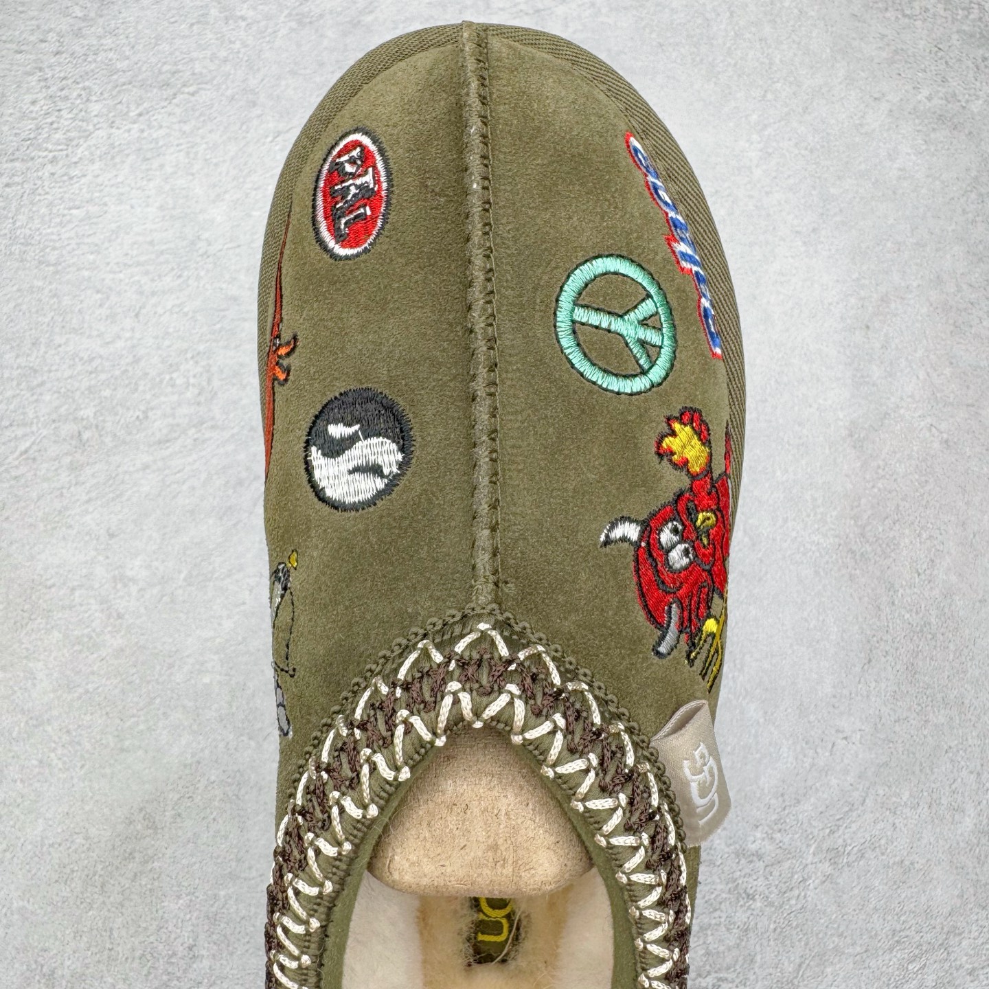 图片[4]-＃GX PALACE x UGG 7290 Tasman 小恶魔联名款柔软舒适低帮生活休闲鞋 男女同款 秋冬羊皮毛一体雪地靴 全鞋采用ZP同厂 隆丰A级澳洲进口羊皮毛一体 品牌代工厂生产线 完全遵循ZP工艺流程 代工厂原厂版师 秉承无原鞋不开发选择 注重每一处细节 市面最正版型 TREADLITE\\\”轻翼\\\”科技外底 轻便/耐用/柔韧/桩型【售后郑重承诺】一个月内若出现重大脱胶/断底等质量问题 直接为您换新！尺码：35 36 37 38 39 40 41 42 43 44 45-选品中心