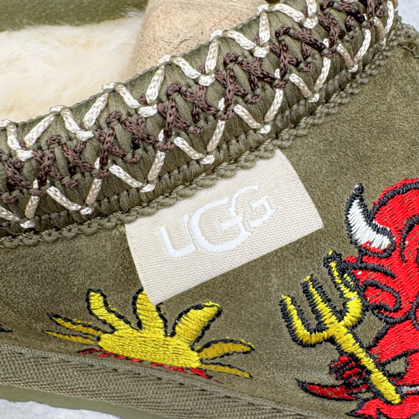 图片[14]-＃GX PALACE x UGG 7290 Tasman 小恶魔联名款柔软舒适低帮生活休闲鞋 男女同款 秋冬羊皮毛一体雪地靴 全鞋采用ZP同厂 隆丰A级澳洲进口羊皮毛一体 品牌代工厂生产线 完全遵循ZP工艺流程 代工厂原厂版师 秉承无原鞋不开发选择 注重每一处细节 市面最正版型 TREADLITE\\\”轻翼\\\”科技外底 轻便/耐用/柔韧/桩型【售后郑重承诺】一个月内若出现重大脱胶/断底等质量问题 直接为您换新！尺码：35 36 37 38 39 40 41 42 43 44 45-选品中心