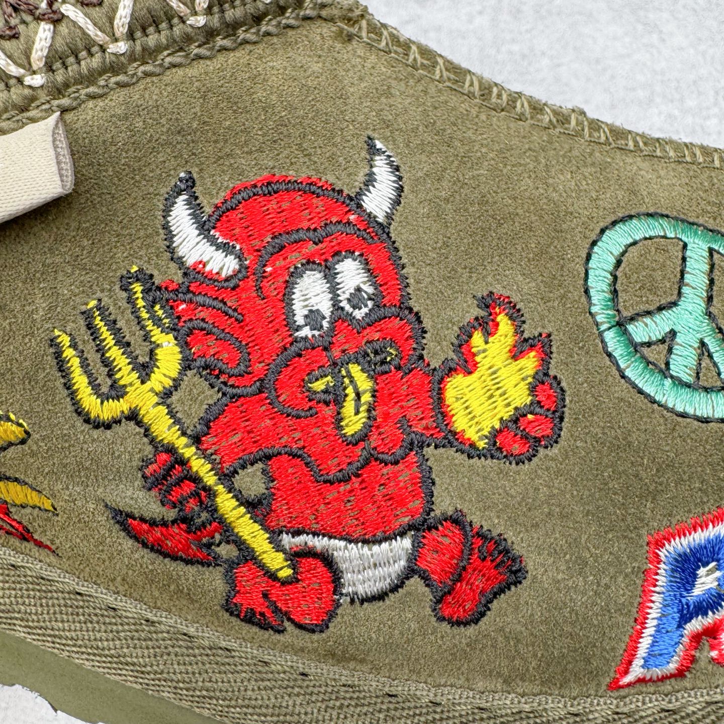 图片[17]-＃GX PALACE x UGG 7290 Tasman 小恶魔联名款柔软舒适低帮生活休闲鞋 男女同款 秋冬羊皮毛一体雪地靴 全鞋采用ZP同厂 隆丰A级澳洲进口羊皮毛一体 品牌代工厂生产线 完全遵循ZP工艺流程 代工厂原厂版师 秉承无原鞋不开发选择 注重每一处细节 市面最正版型 TREADLITE\\\”轻翼\\\”科技外底 轻便/耐用/柔韧/桩型【售后郑重承诺】一个月内若出现重大脱胶/断底等质量问题 直接为您换新！尺码：35 36 37 38 39 40 41 42 43 44 45-选品中心