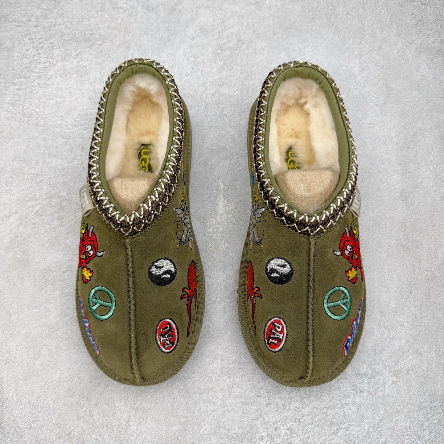 图片[2]-＃GX PALACE x UGG 7290 Tasman 小恶魔联名款柔软舒适低帮生活休闲鞋 男女同款 秋冬羊皮毛一体雪地靴 全鞋采用ZP同厂 隆丰A级澳洲进口羊皮毛一体 品牌代工厂生产线 完全遵循ZP工艺流程 代工厂原厂版师 秉承无原鞋不开发选择 注重每一处细节 市面最正版型 TREADLITE\\\”轻翼\\\”科技外底 轻便/耐用/柔韧/桩型【售后郑重承诺】一个月内若出现重大脱胶/断底等质量问题 直接为您换新！尺码：35 36 37 38 39 40 41 42 43 44 45-选品中心