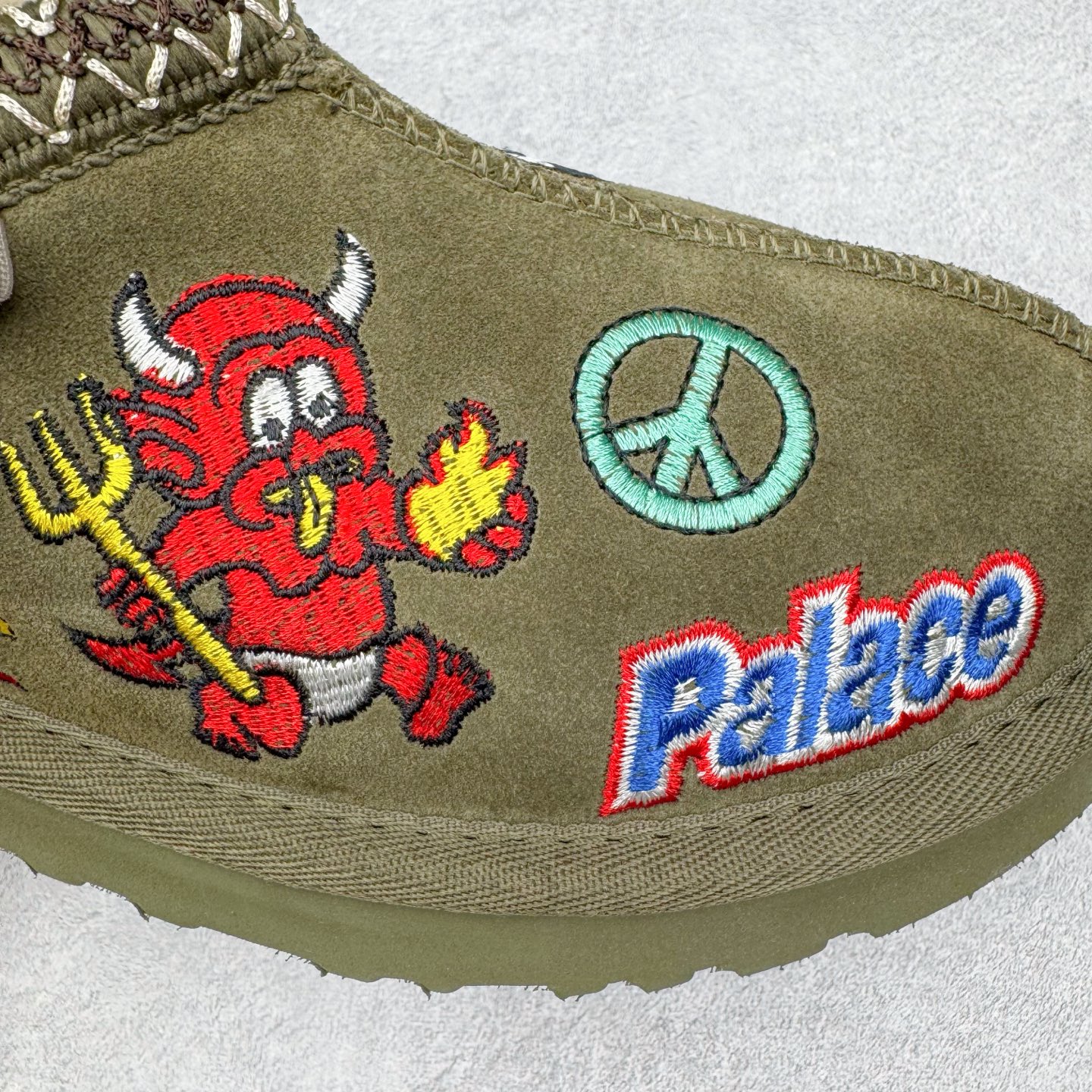 图片[16]-＃GX PALACE x UGG 7290 Tasman 小恶魔联名款柔软舒适低帮生活休闲鞋 男女同款 秋冬羊皮毛一体雪地靴 全鞋采用ZP同厂 隆丰A级澳洲进口羊皮毛一体 品牌代工厂生产线 完全遵循ZP工艺流程 代工厂原厂版师 秉承无原鞋不开发选择 注重每一处细节 市面最正版型 TREADLITE\\\”轻翼\\\”科技外底 轻便/耐用/柔韧/桩型【售后郑重承诺】一个月内若出现重大脱胶/断底等质量问题 直接为您换新！尺码：35 36 37 38 39 40 41 42 43 44 45-选品中心