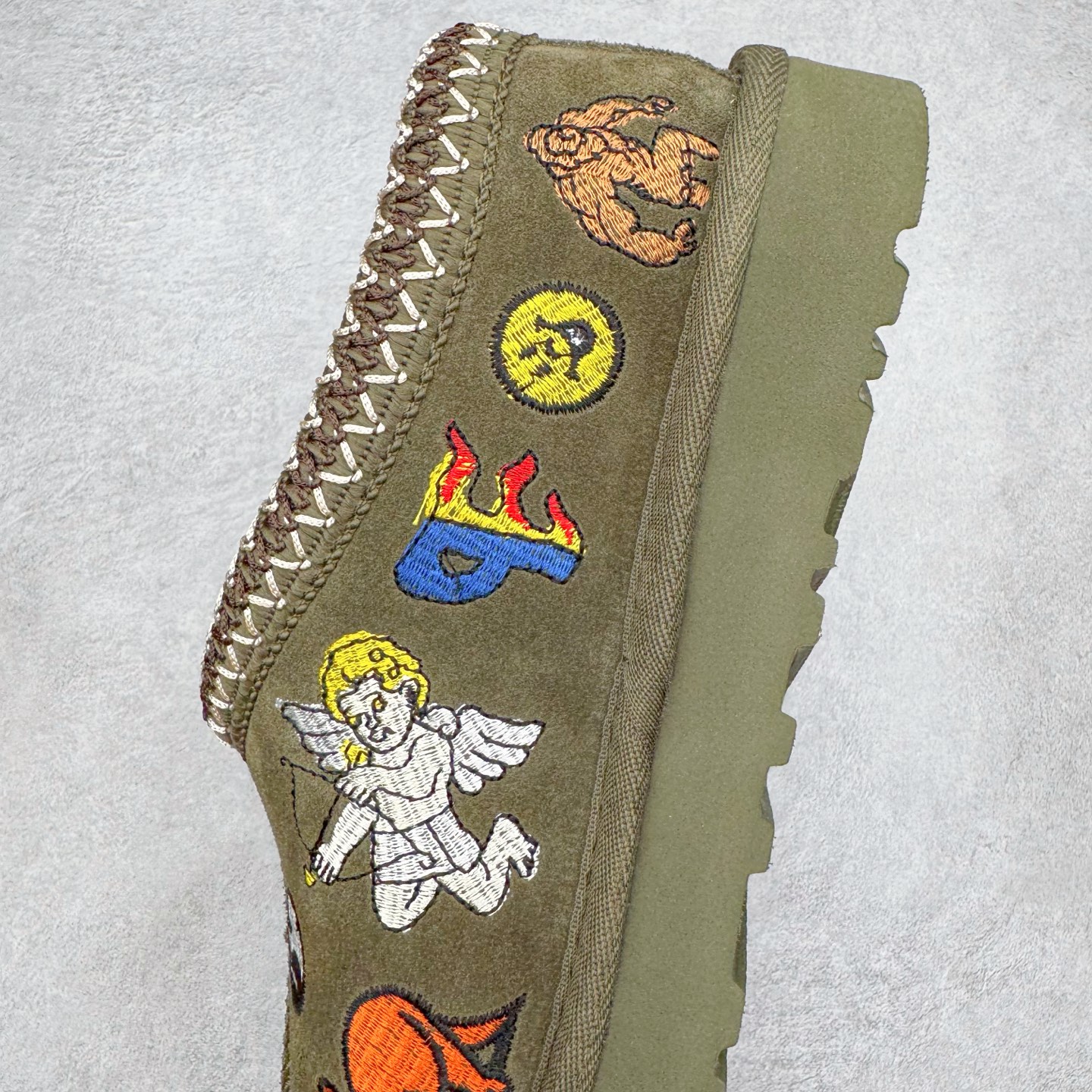 图片[7]-＃GX PALACE x UGG 7290 Tasman 小恶魔联名款柔软舒适低帮生活休闲鞋 男女同款 秋冬羊皮毛一体雪地靴 全鞋采用ZP同厂 隆丰A级澳洲进口羊皮毛一体 品牌代工厂生产线 完全遵循ZP工艺流程 代工厂原厂版师 秉承无原鞋不开发选择 注重每一处细节 市面最正版型 TREADLITE\\\”轻翼\\\”科技外底 轻便/耐用/柔韧/桩型【售后郑重承诺】一个月内若出现重大脱胶/断底等质量问题 直接为您换新！尺码：35 36 37 38 39 40 41 42 43 44 45-选品中心