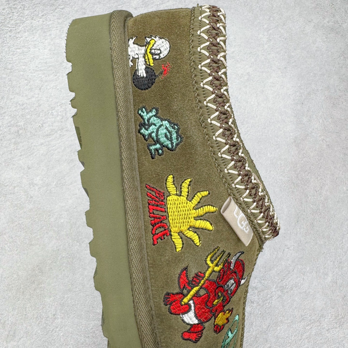 图片[6]-＃GX PALACE x UGG 7290 Tasman 小恶魔联名款柔软舒适低帮生活休闲鞋 男女同款 秋冬羊皮毛一体雪地靴 全鞋采用ZP同厂 隆丰A级澳洲进口羊皮毛一体 品牌代工厂生产线 完全遵循ZP工艺流程 代工厂原厂版师 秉承无原鞋不开发选择 注重每一处细节 市面最正版型 TREADLITE\\\”轻翼\\\”科技外底 轻便/耐用/柔韧/桩型【售后郑重承诺】一个月内若出现重大脱胶/断底等质量问题 直接为您换新！尺码：35 36 37 38 39 40 41 42 43 44 45-选品中心