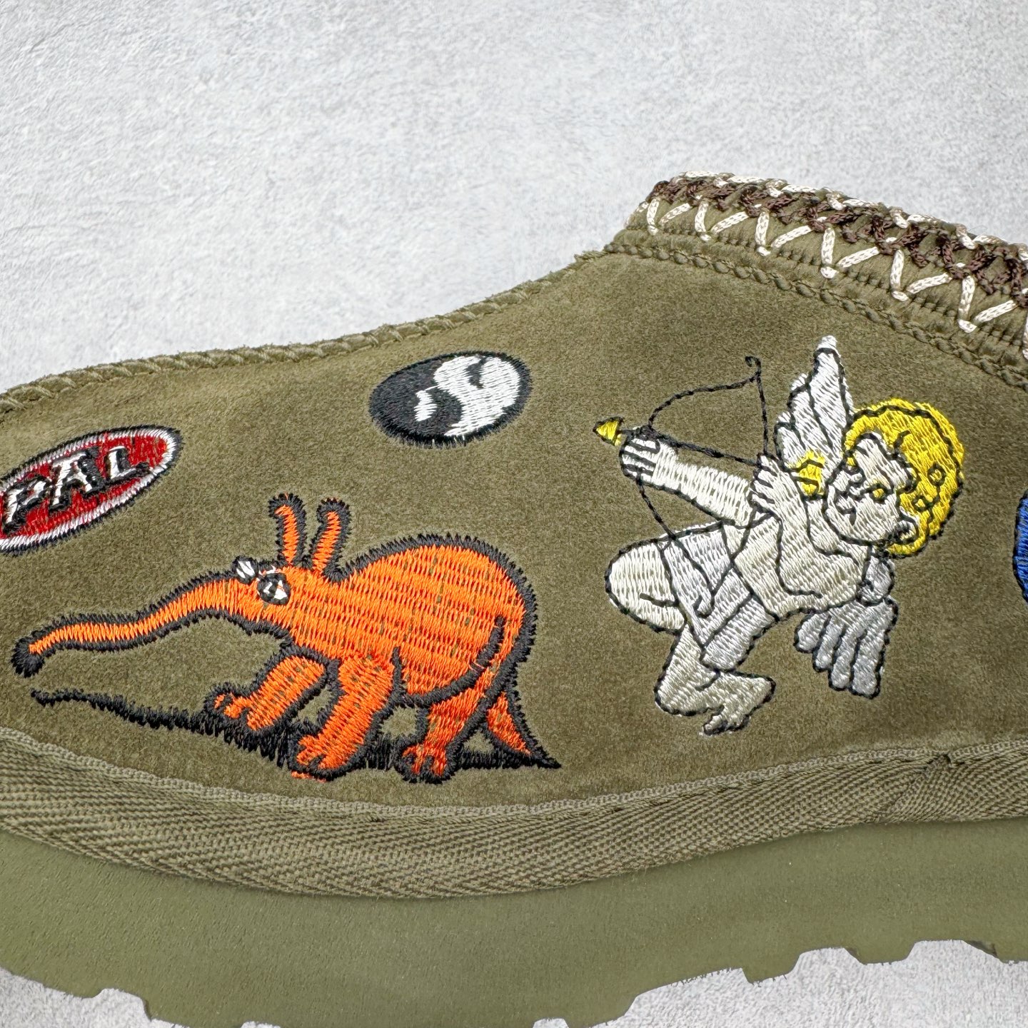 图片[12]-＃GX PALACE x UGG 7290 Tasman 小恶魔联名款柔软舒适低帮生活休闲鞋 男女同款 秋冬羊皮毛一体雪地靴 全鞋采用ZP同厂 隆丰A级澳洲进口羊皮毛一体 品牌代工厂生产线 完全遵循ZP工艺流程 代工厂原厂版师 秉承无原鞋不开发选择 注重每一处细节 市面最正版型 TREADLITE\\\”轻翼\\\”科技外底 轻便/耐用/柔韧/桩型【售后郑重承诺】一个月内若出现重大脱胶/断底等质量问题 直接为您换新！尺码：35 36 37 38 39 40 41 42 43 44 45-选品中心